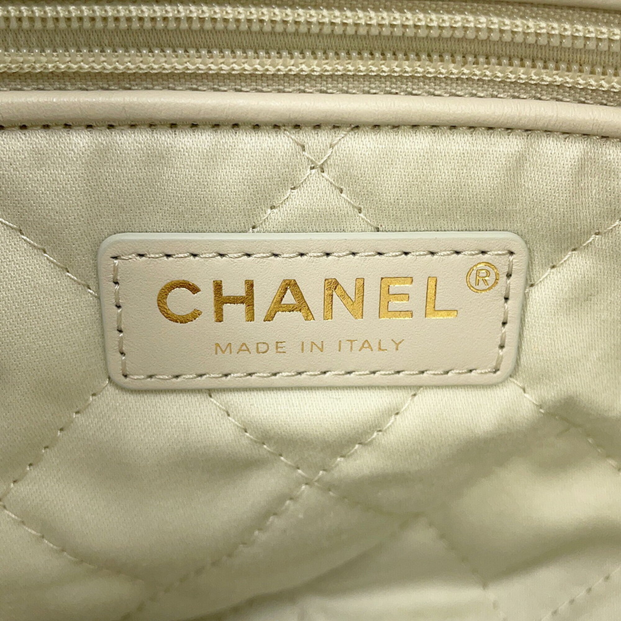 Chanel Ivory Leather Handbag Pouch (Pre-Owned)
