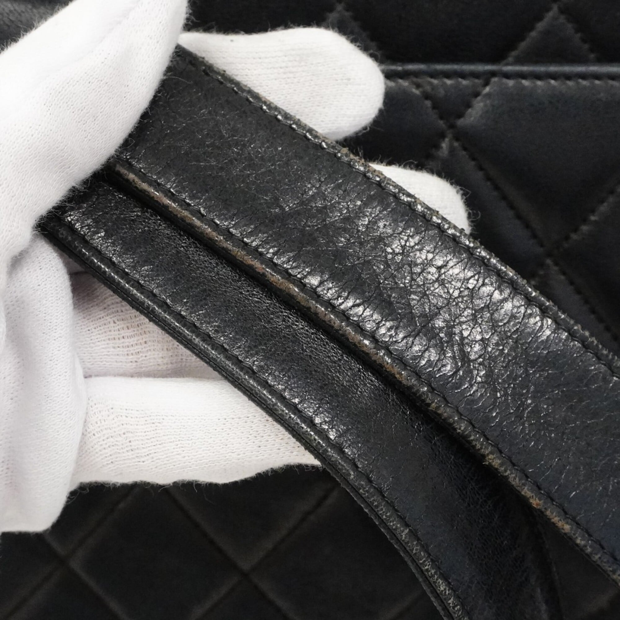 Chanel Black Leather Shoulder Bag (Pre-Owned)