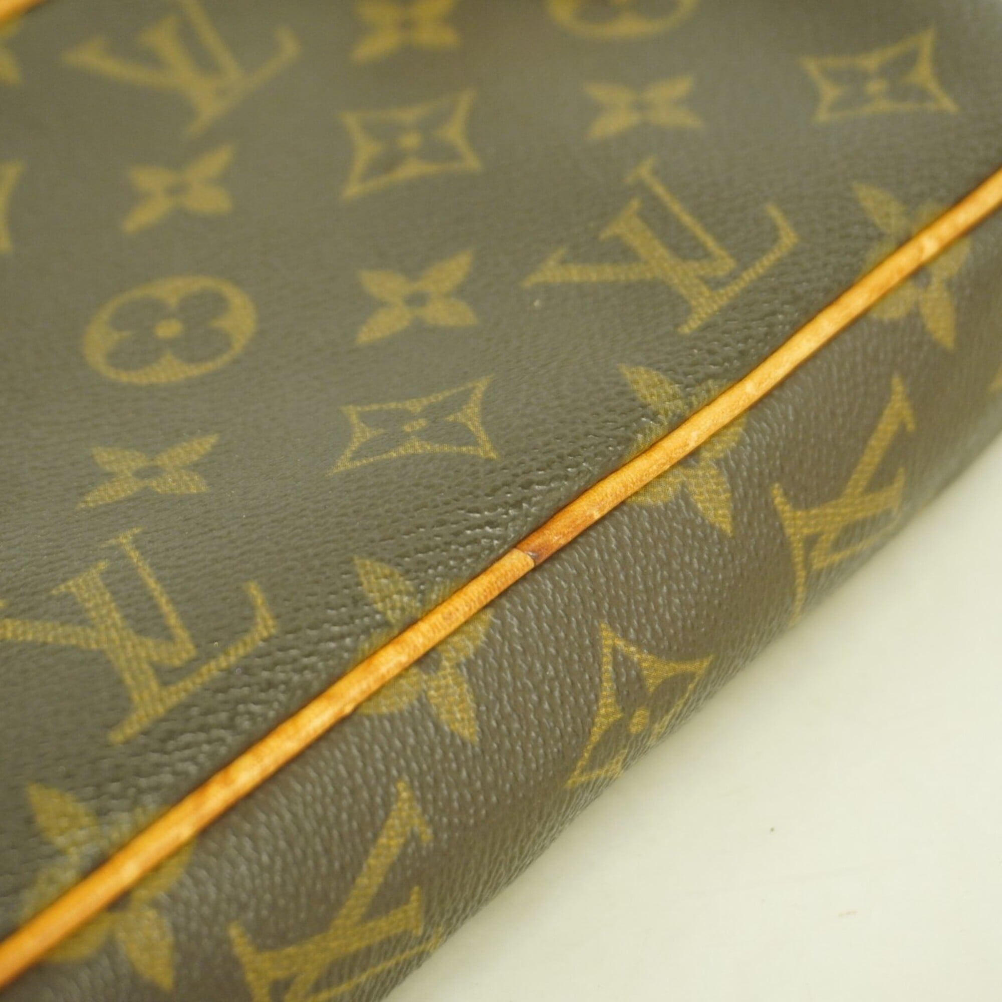 Louis Vuitton Brown Shoulder Bag (Pre-Owned)