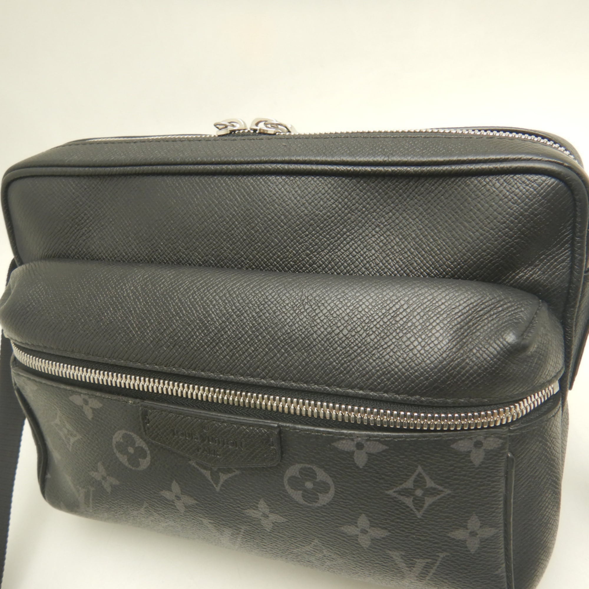 Louis Vuitton Noir Taigarama Shoulder Bag (Pre-Owned)