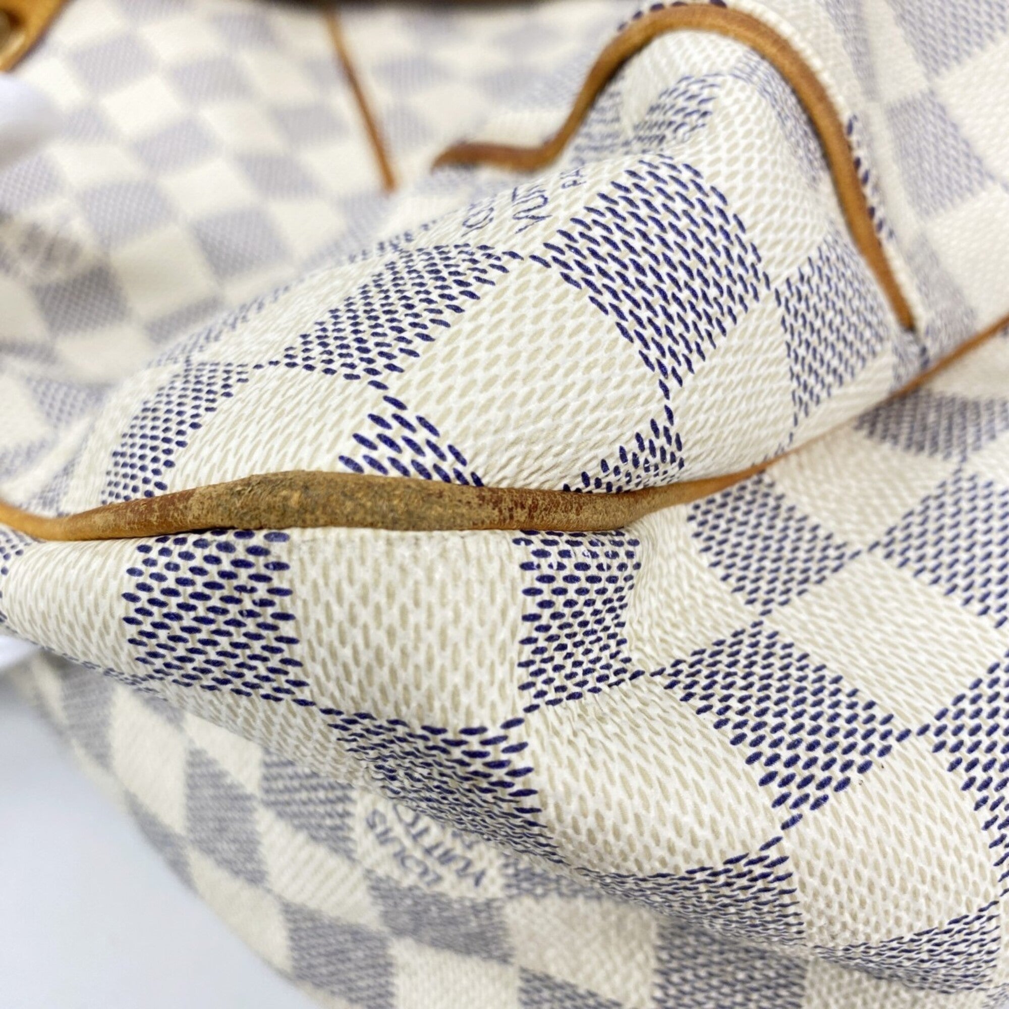 Louis Vuitton White Shoulder Bag (Pre-Owned)