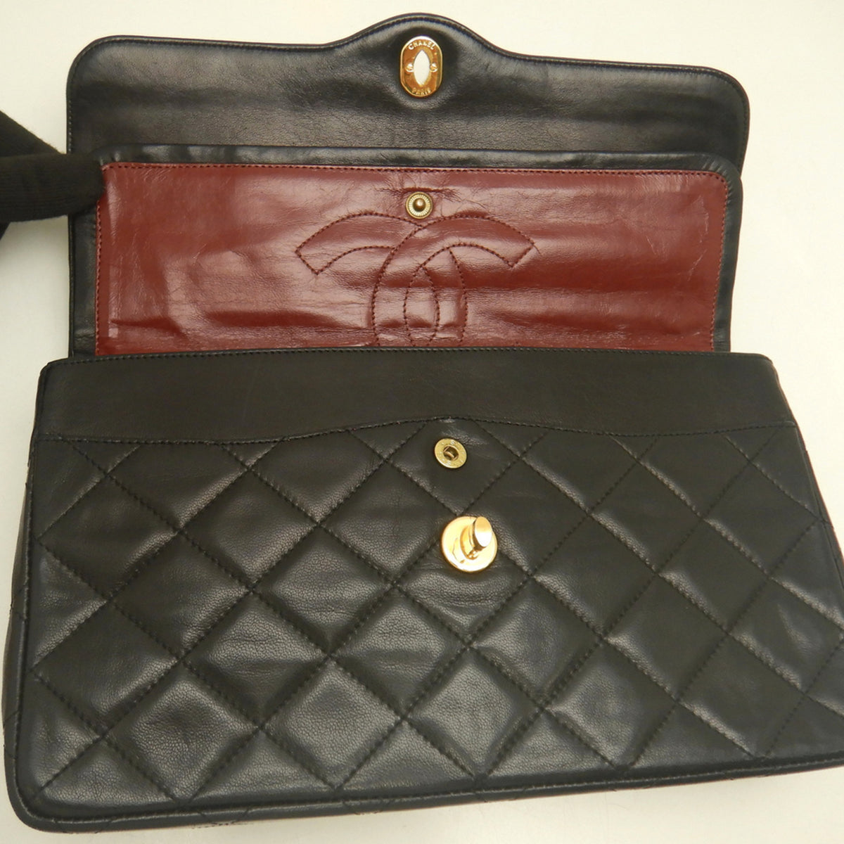 Chanel Black Leather Shoulder Bag (Pre-Owned)