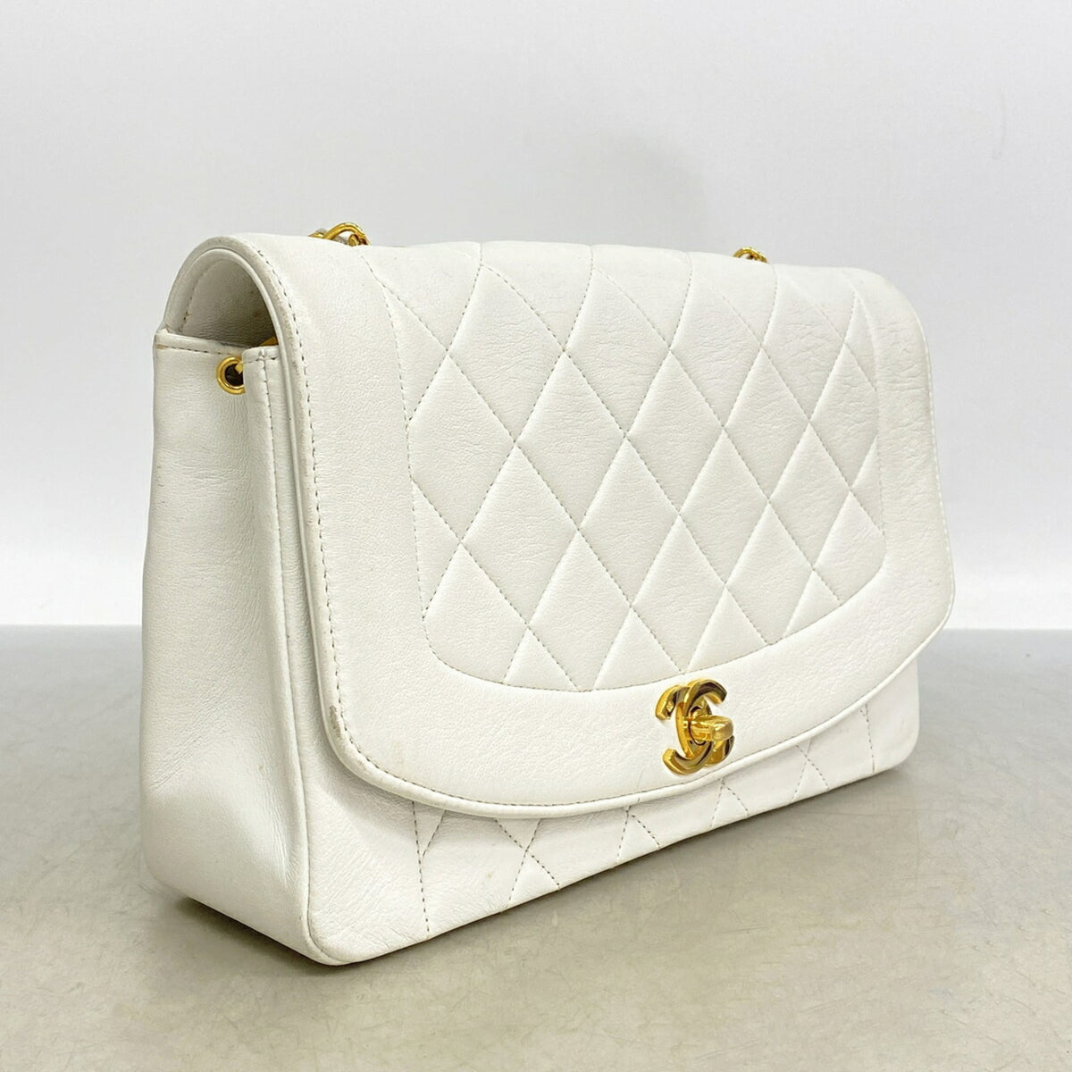 Chanel White Leather Shoulder Bag (Pre-Owned)