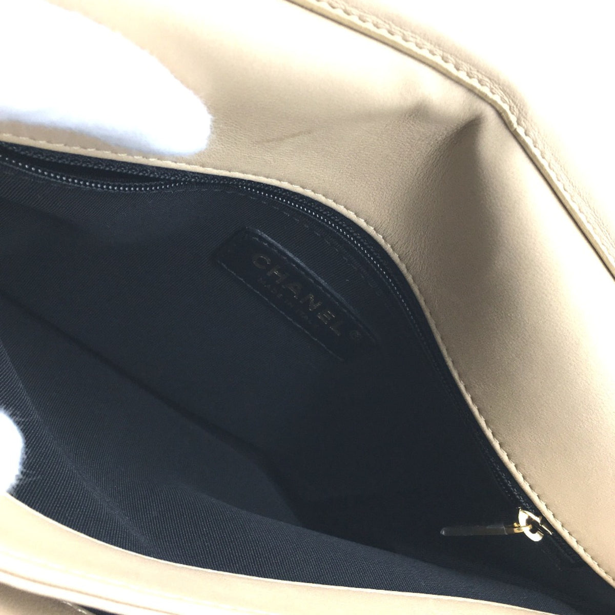 Chanel Beige Leather Shoulder Bag (Pre-Owned)