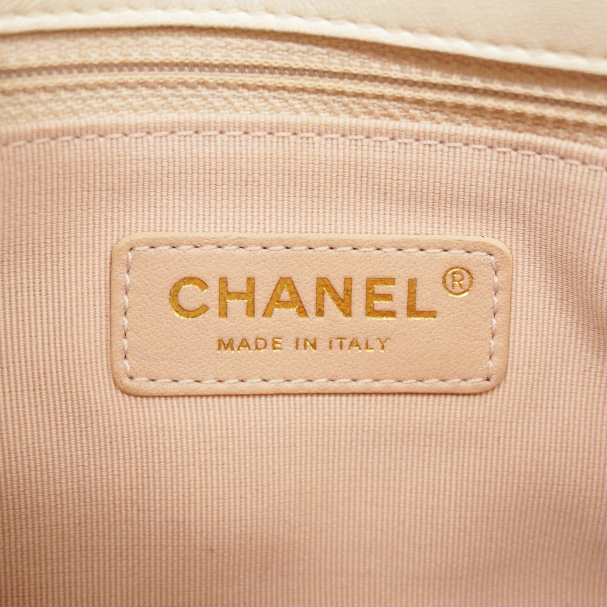 Chanel White Leather Shoulder Bag (Pre-Owned)