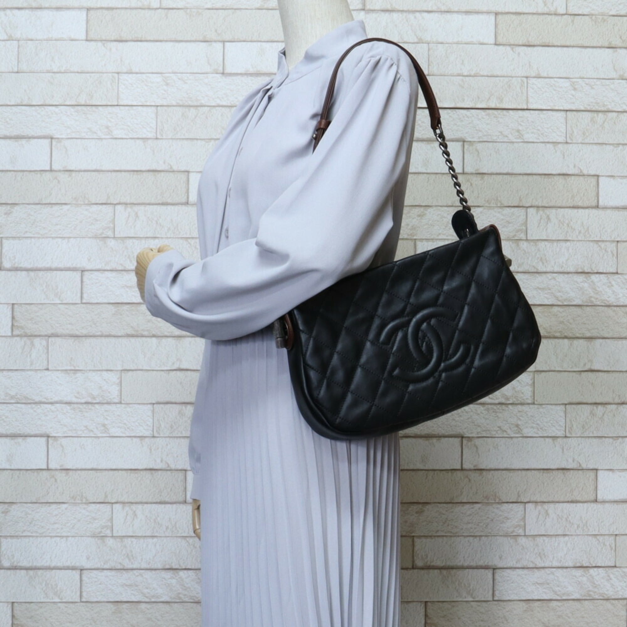 Chanel Black Brown Leather Shoulder Bag (Pre-Owned)
