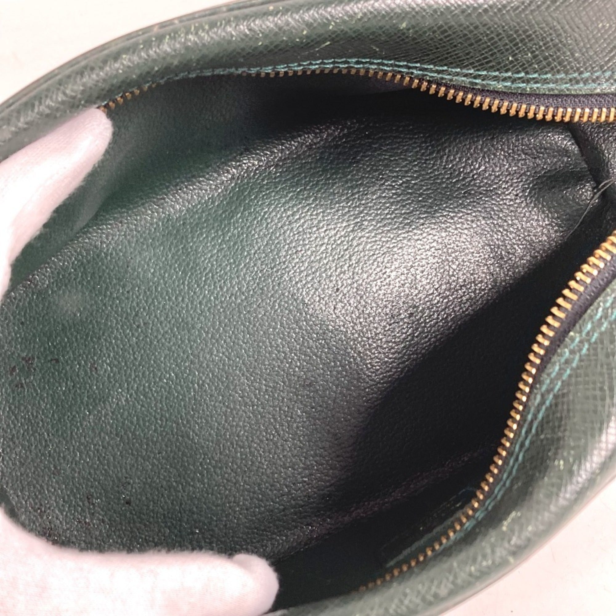 Louis Vuitton Taiga Episea Green Taiga Leather Handbag (Pre-Owned)