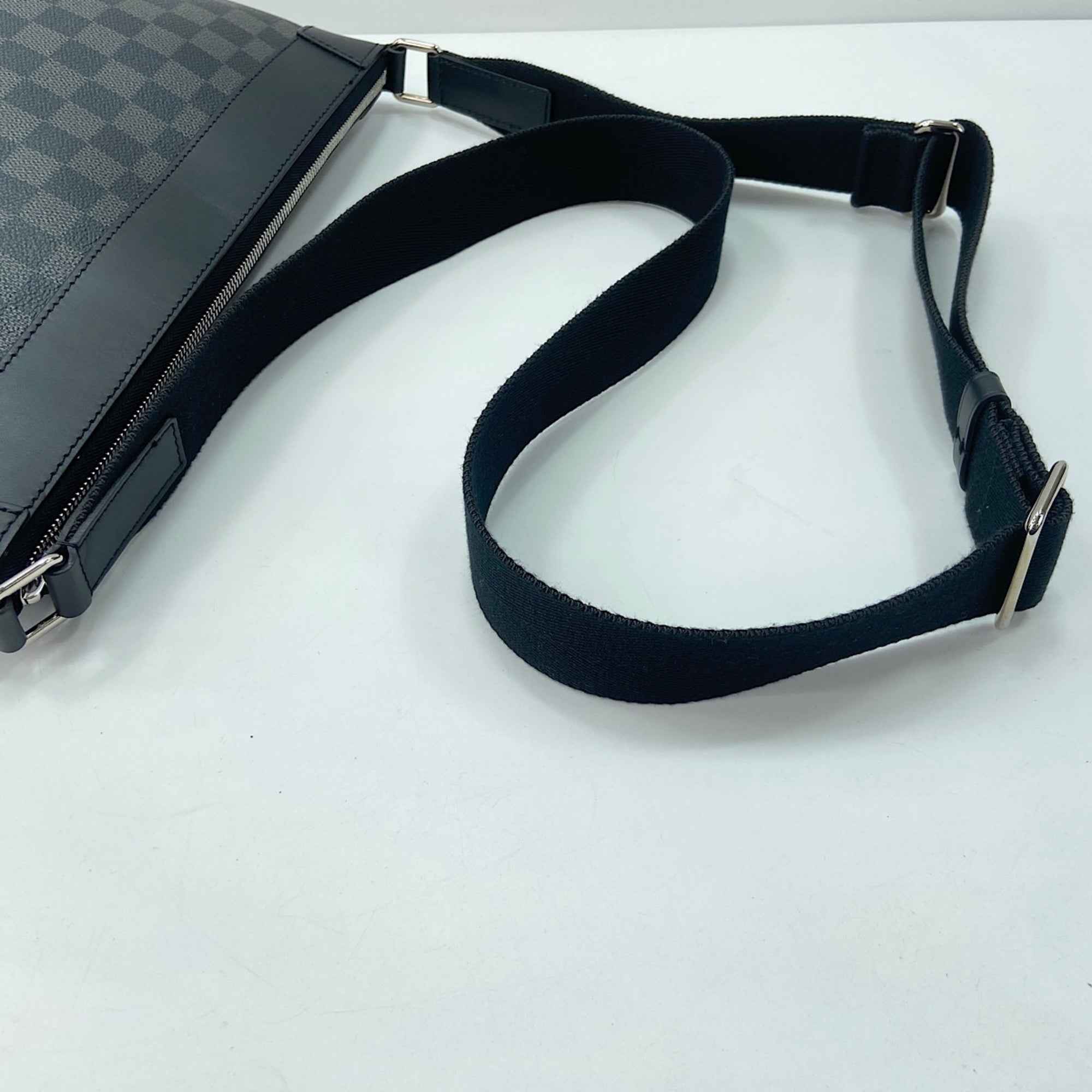 Louis Vuitton Black Shoulder Bag (Pre-Owned)