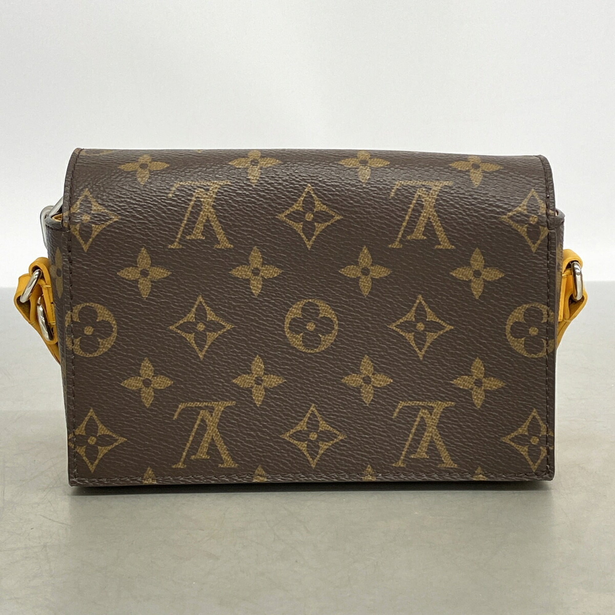 Louis Vuitton Brown Shoulder Bag (Pre-Owned)