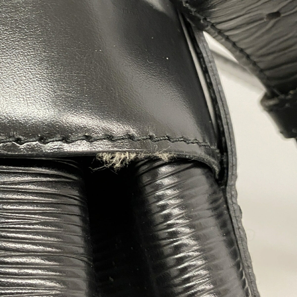Louis Vuitton Noir Shoulder Bag (Pre-Owned)