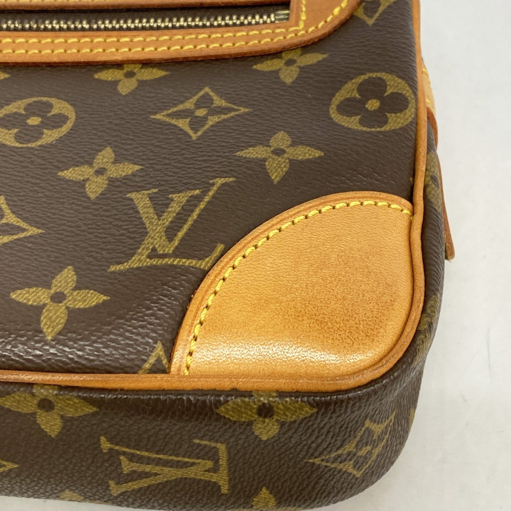 Louis Vuitton Brown Clutch Bag (Pre-Owned)