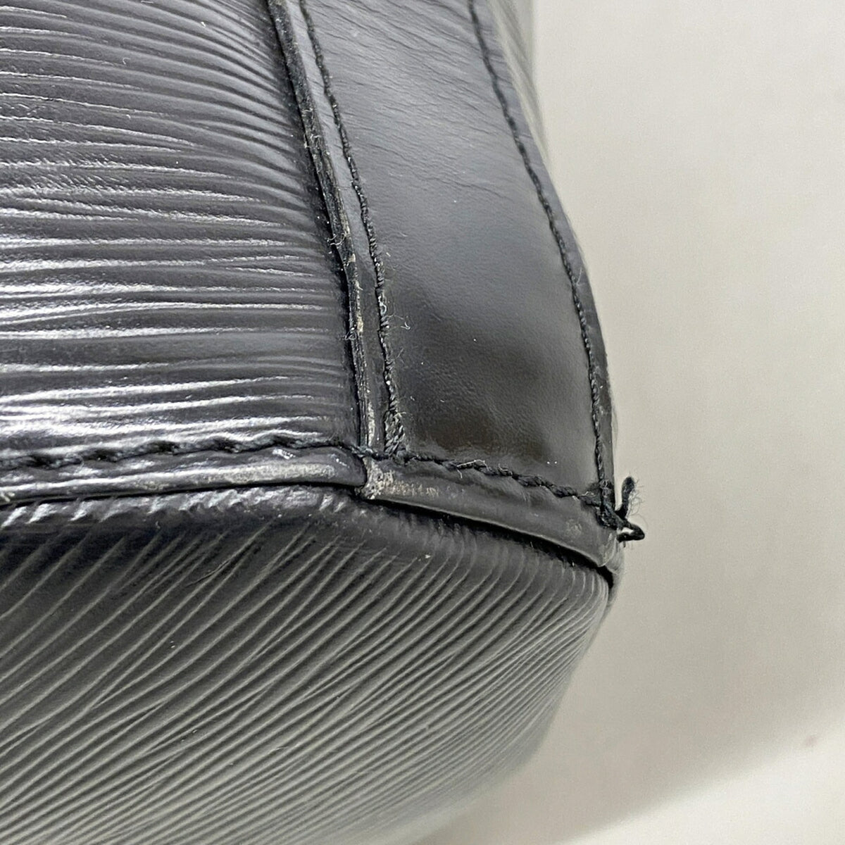 Louis Vuitton Noir Shoulder Bag (Pre-Owned)