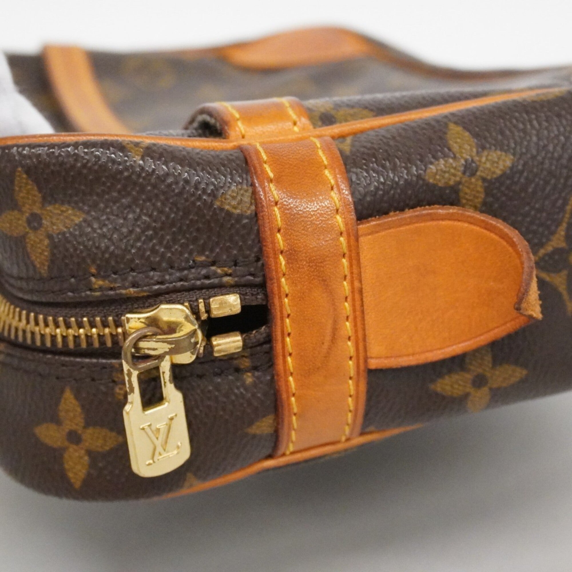 Louis Vuitton Brown Clutch Bag (Pre-Owned)
