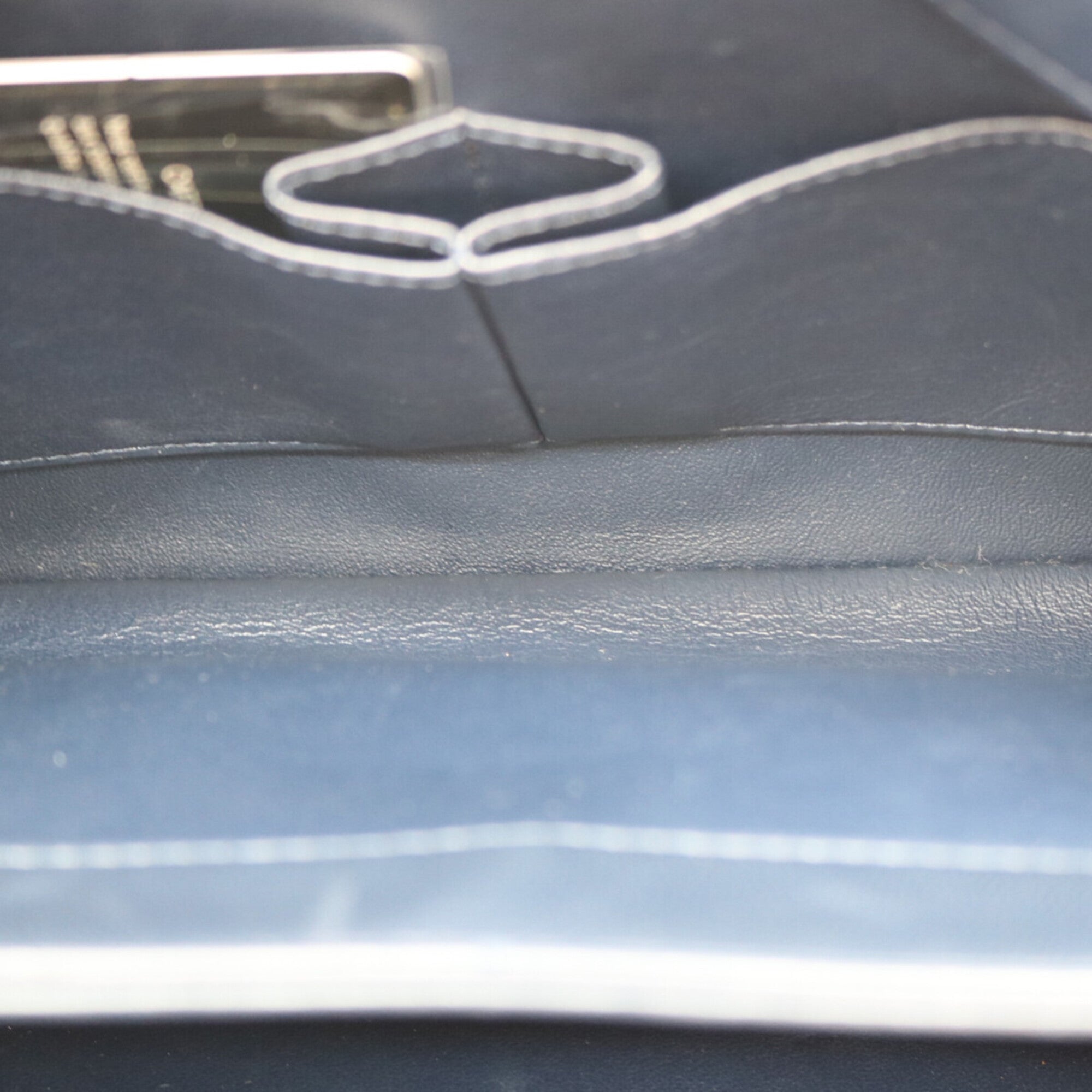 Chanel Black Leather Shoulder Bag (Pre-Owned)