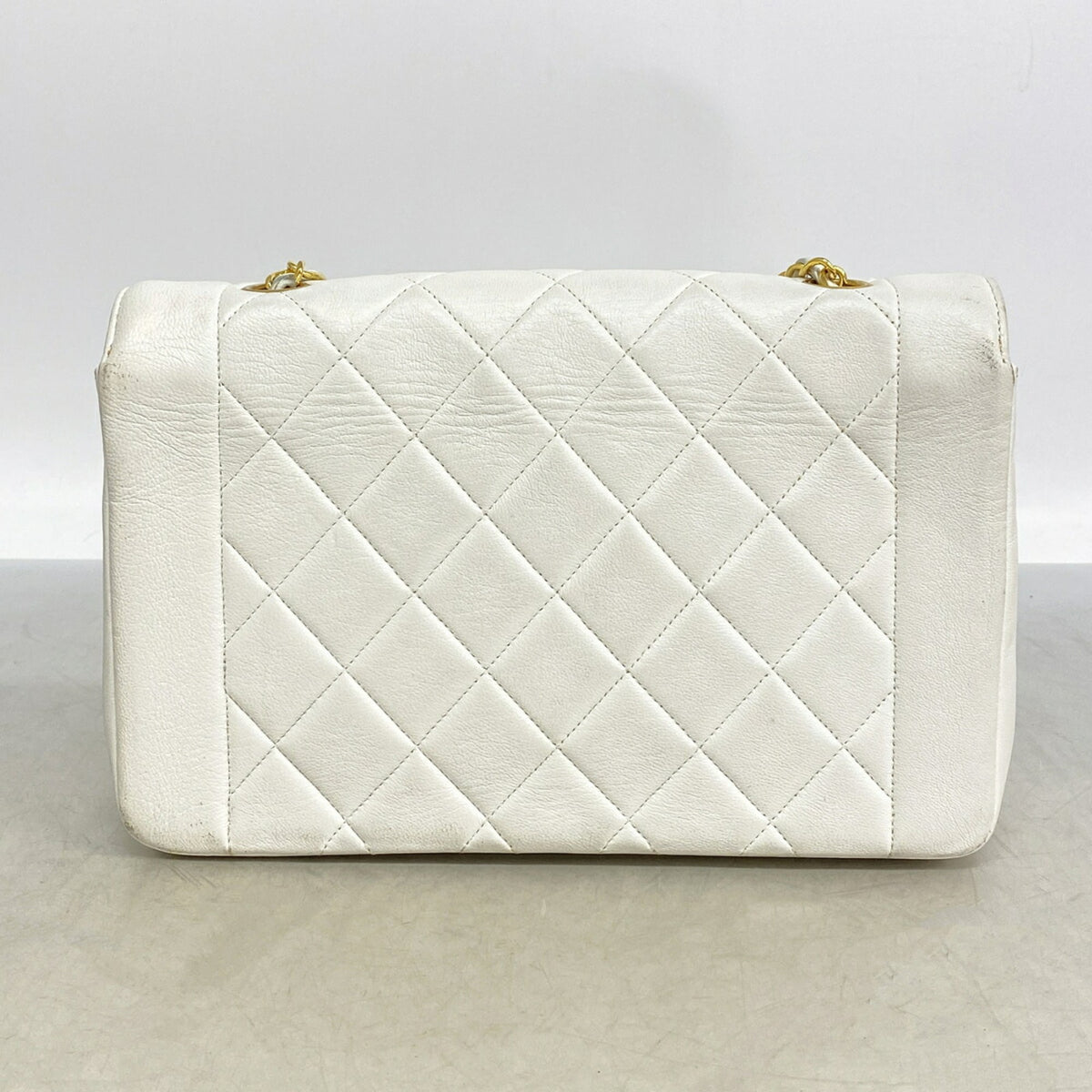 Chanel White Leather Shoulder Bag (Pre-Owned)