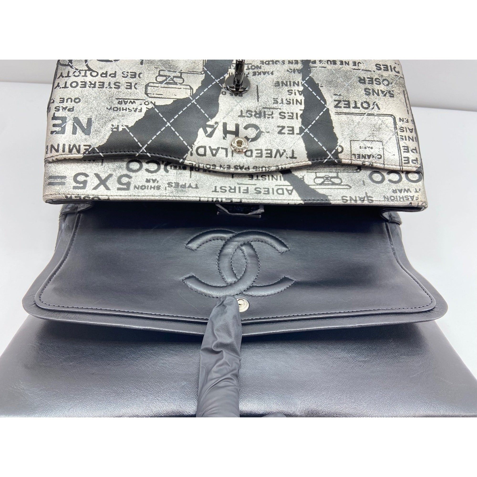 Chanel Black Shoulder Bag (Pre-Owned)