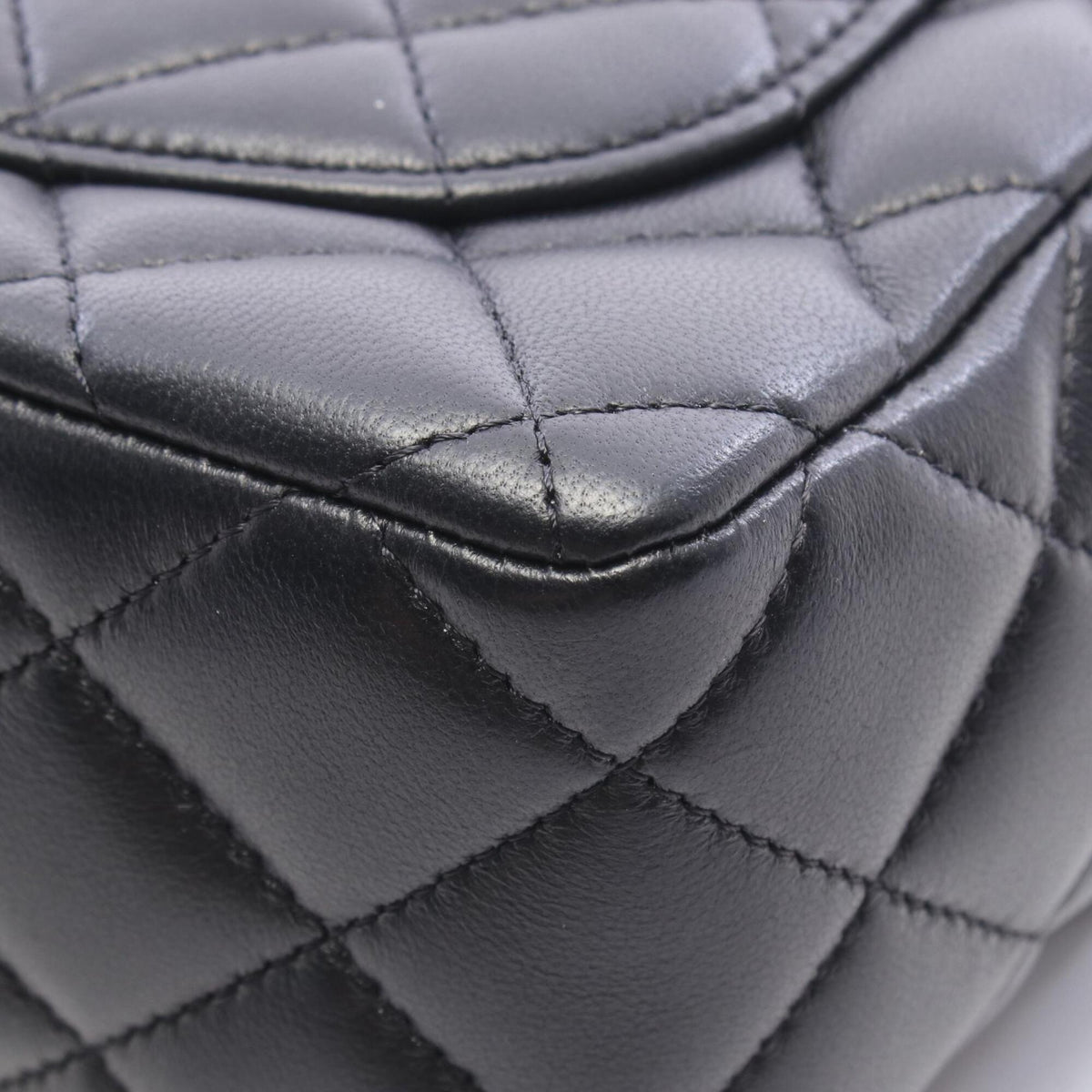 Chanel Black Leather Shoulder Bag (Pre-Owned)
