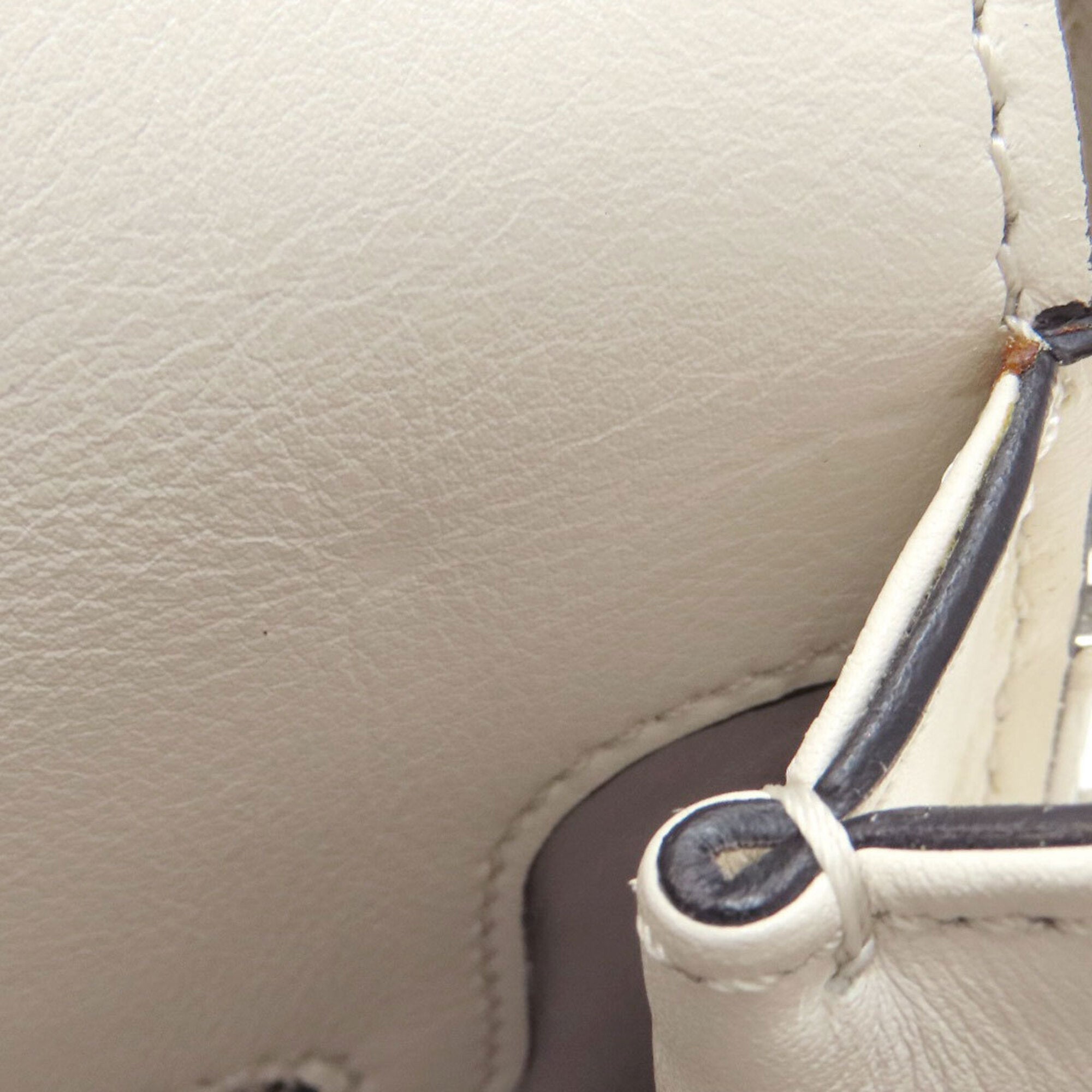 Tod's White Leather Handbag (Pre-Owned)