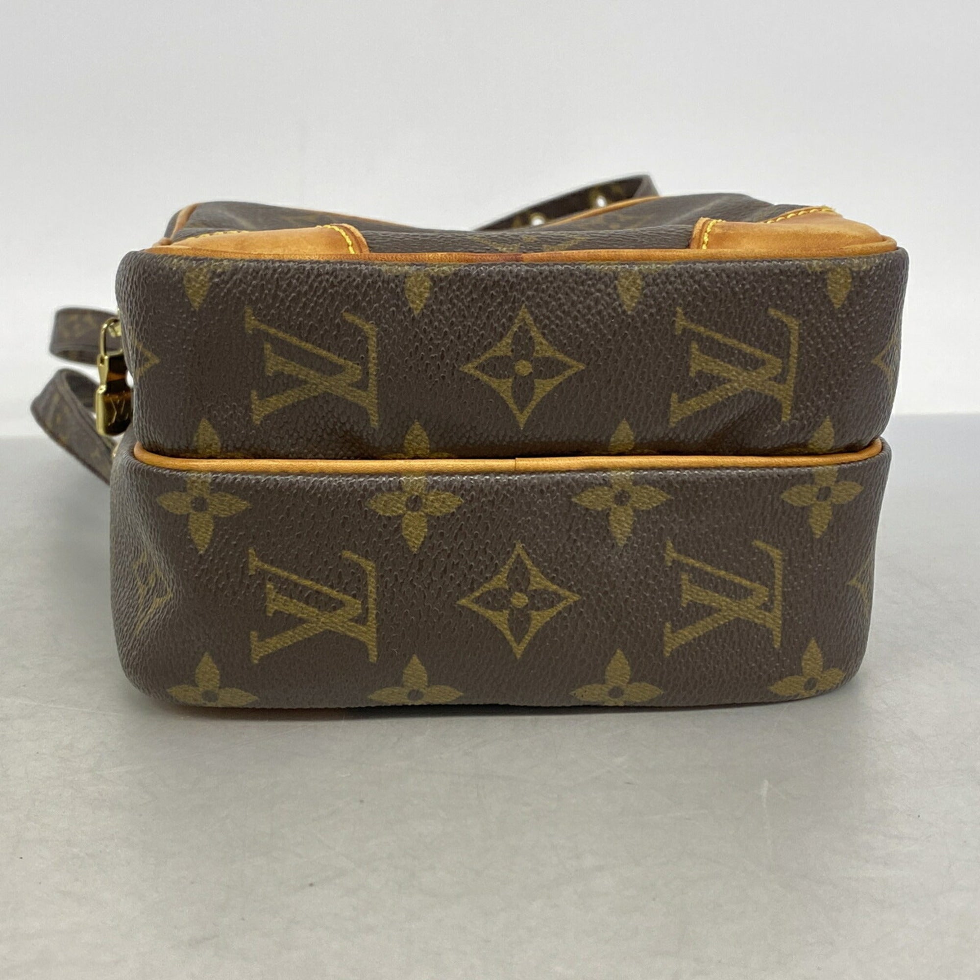 Louis Vuitton Brown Shoulder Bag (Pre-Owned)
