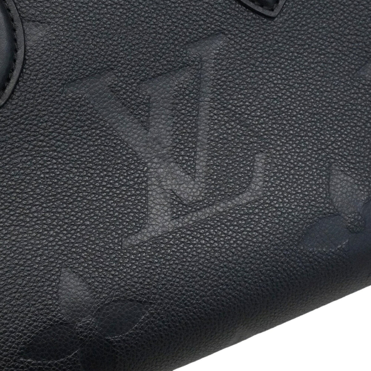 Louis Vuitton Noir Handbag (Pre-Owned)