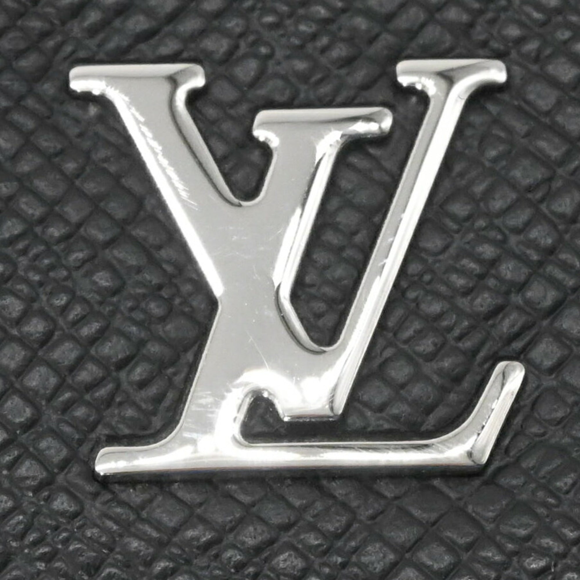Louis Vuitton Black Taiga Leather Shoulder Bag (Pre-Owned)