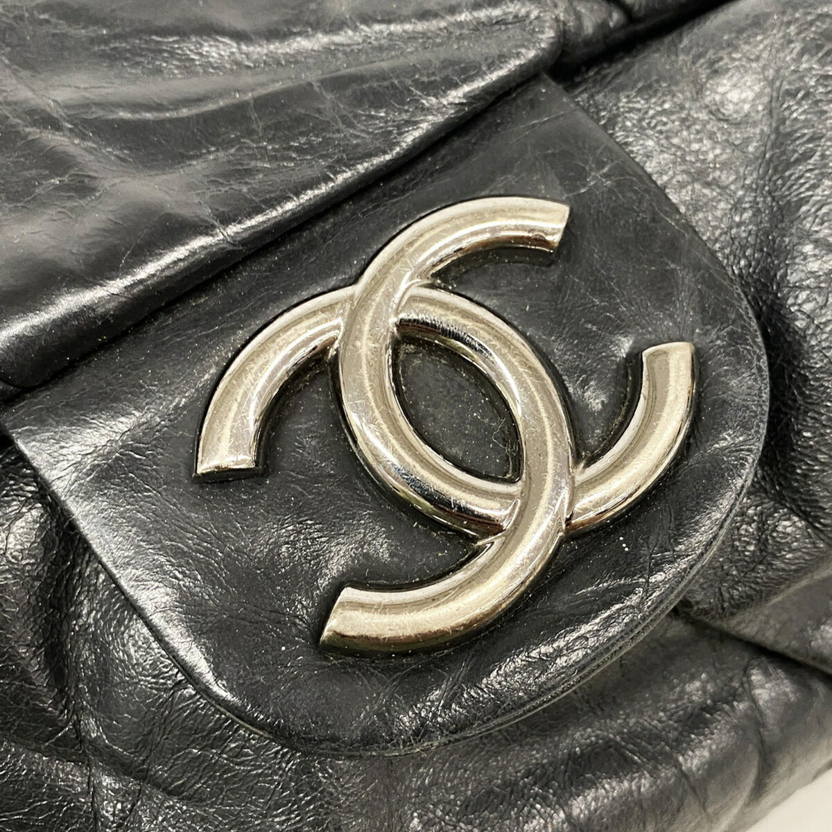Chanel Black Leather Shoulder Bag (Pre-Owned)