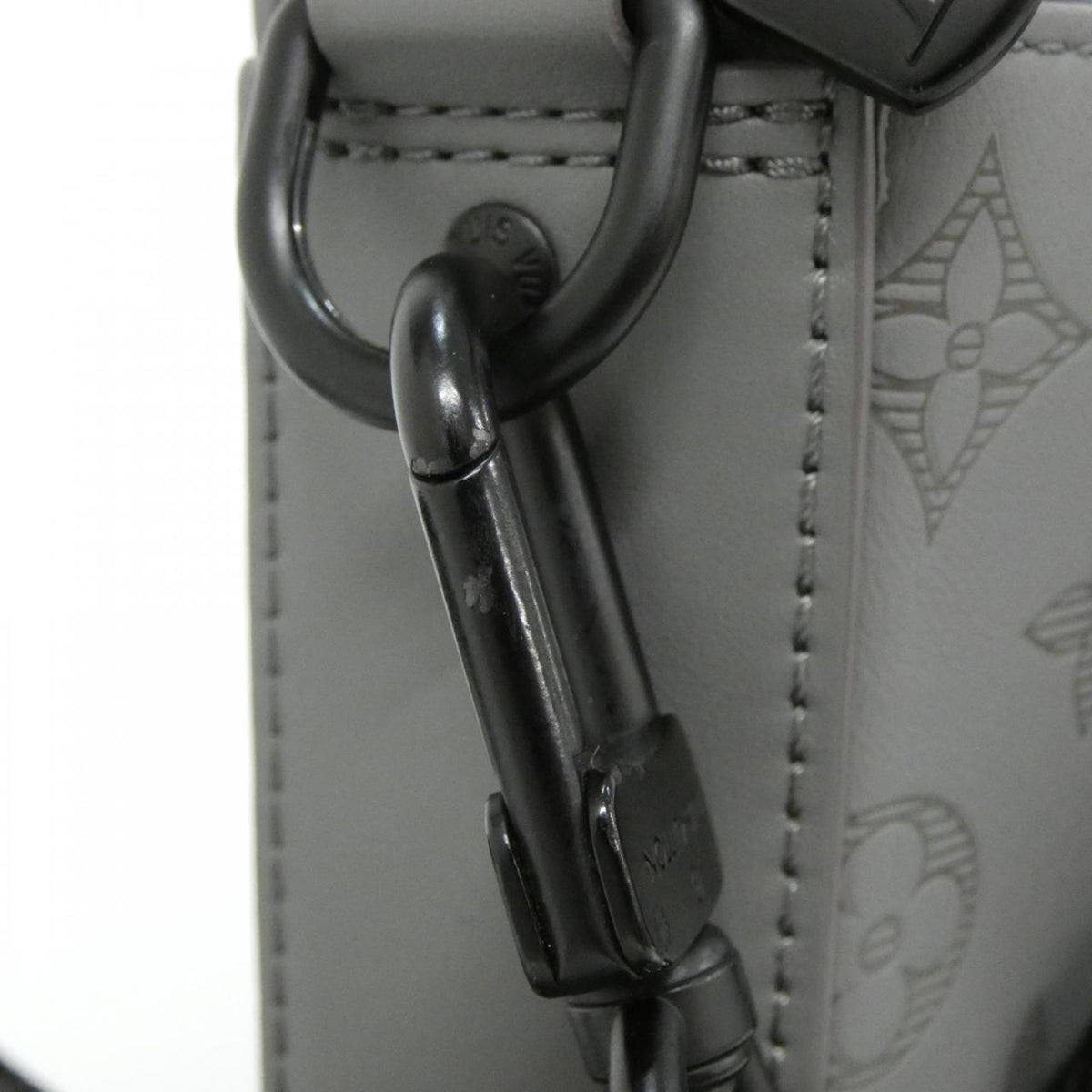 Louis Vuitton Gris Leather Pouch Shoulder Bag (Pre-Owned)