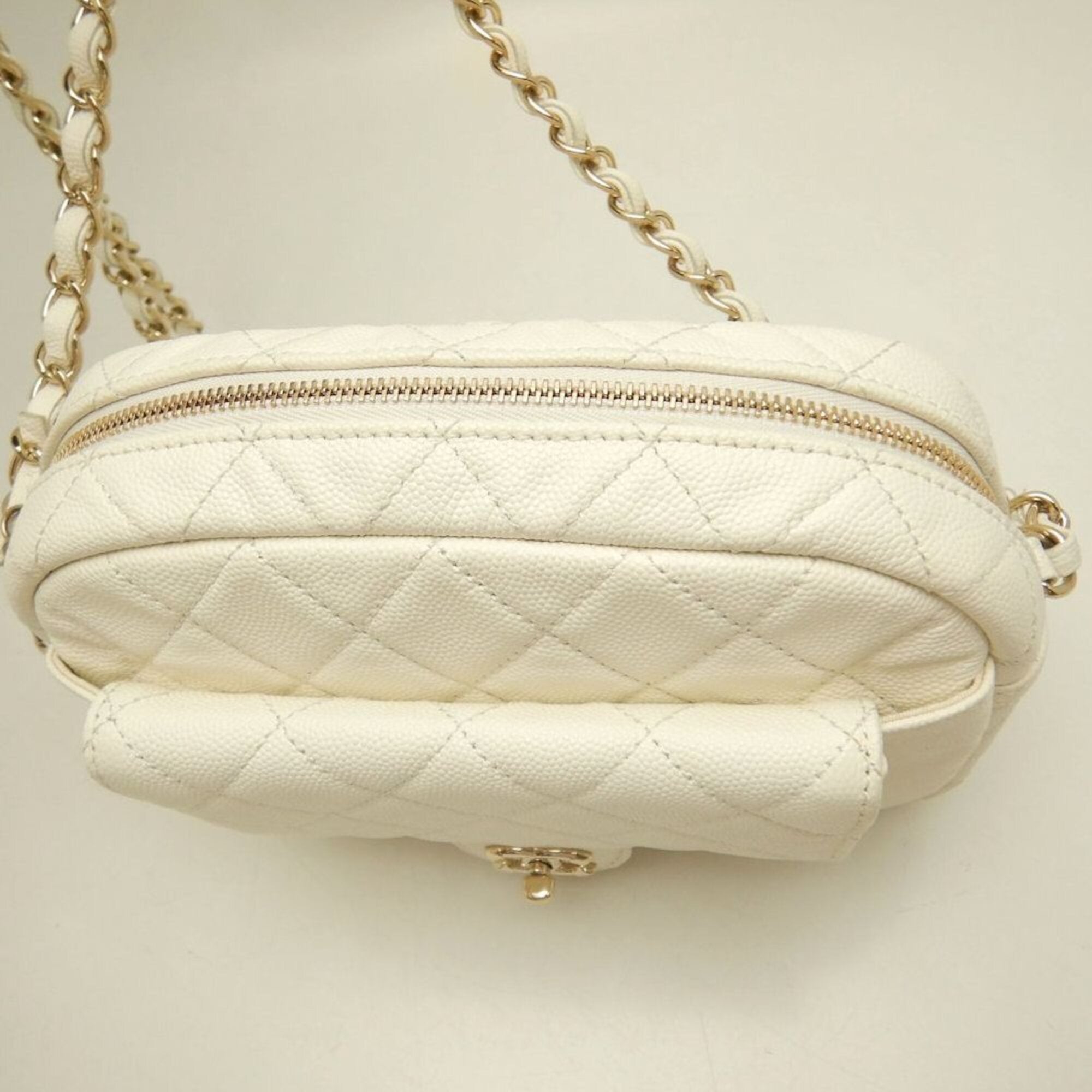 Chanel White Grained Calfskin Shoulder Bag (Pre-Owned)
