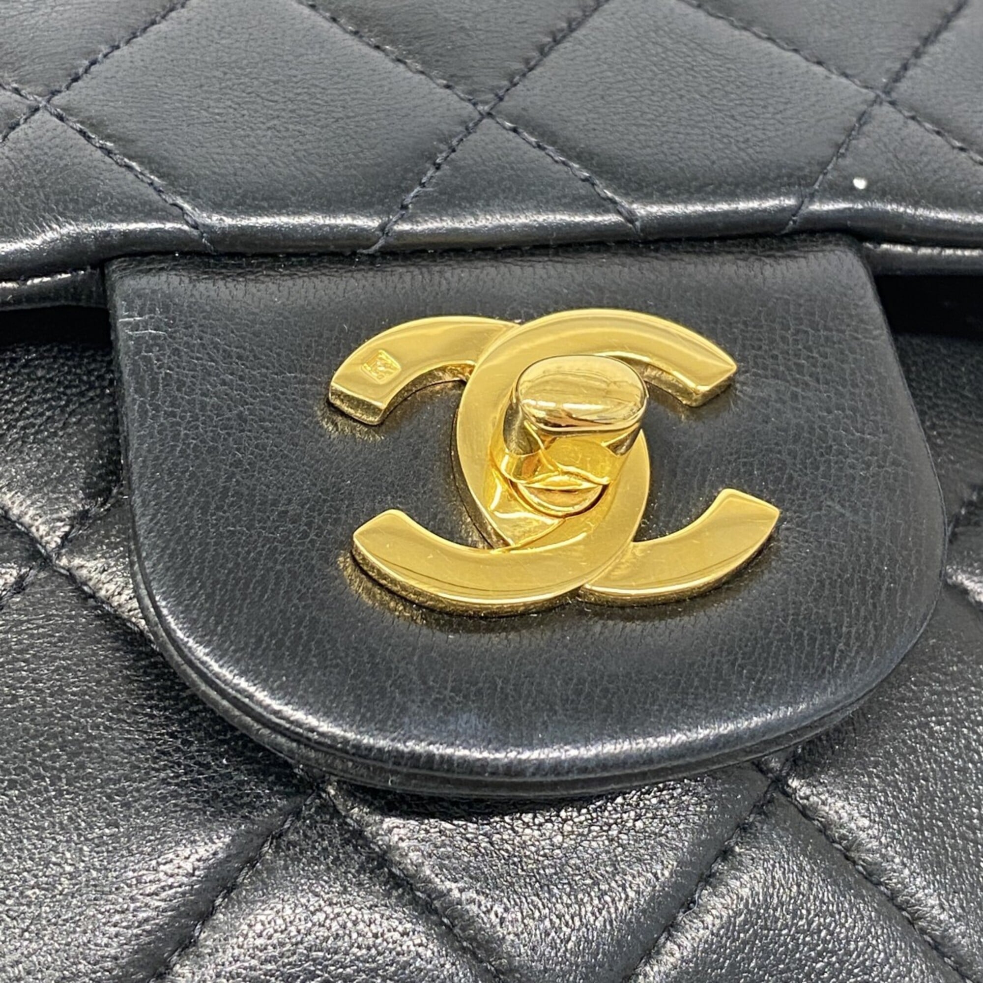 Chanel Black Leather Shoulder Bag (Pre-Owned)