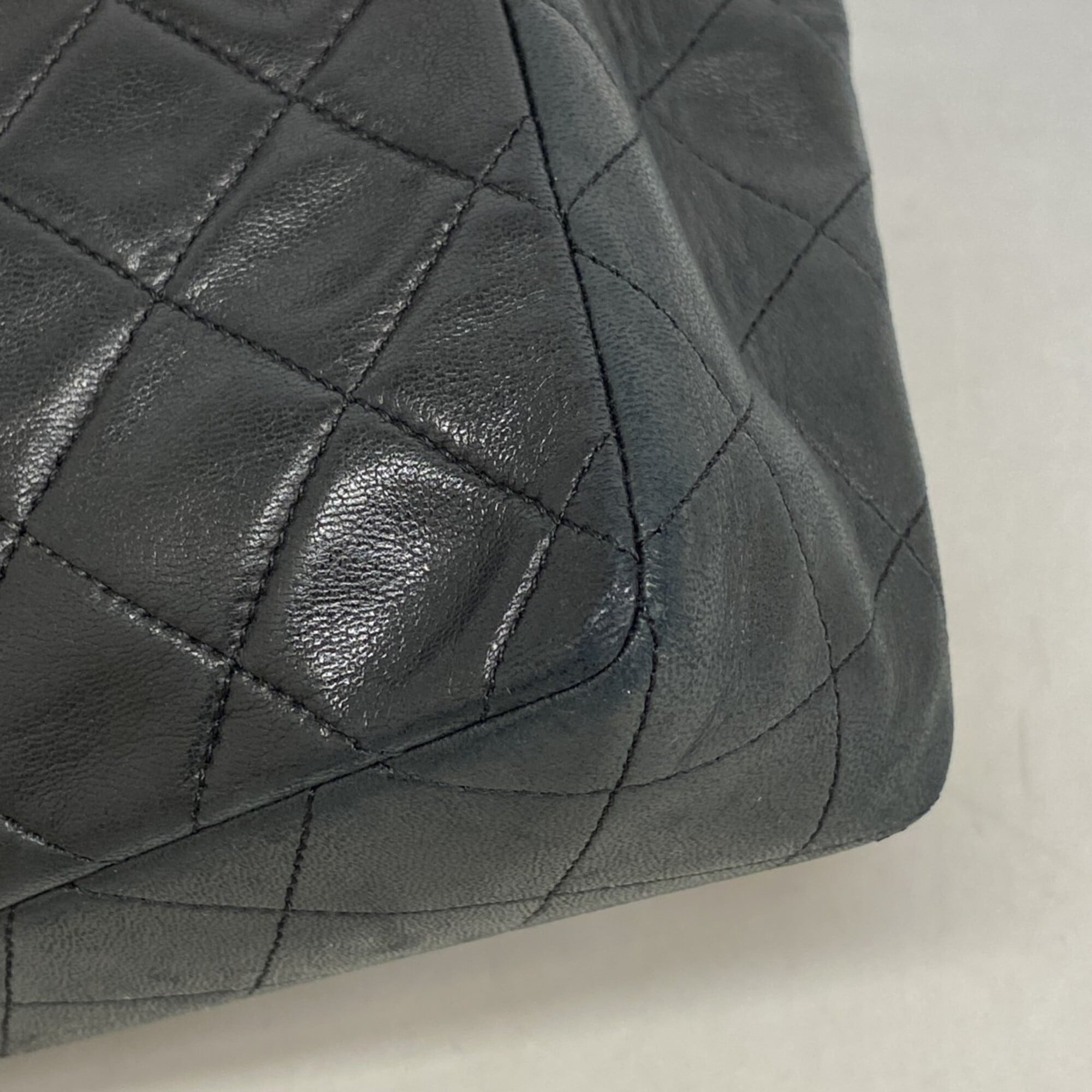 Chanel Black Leather Shoulder Bag (Pre-Owned)