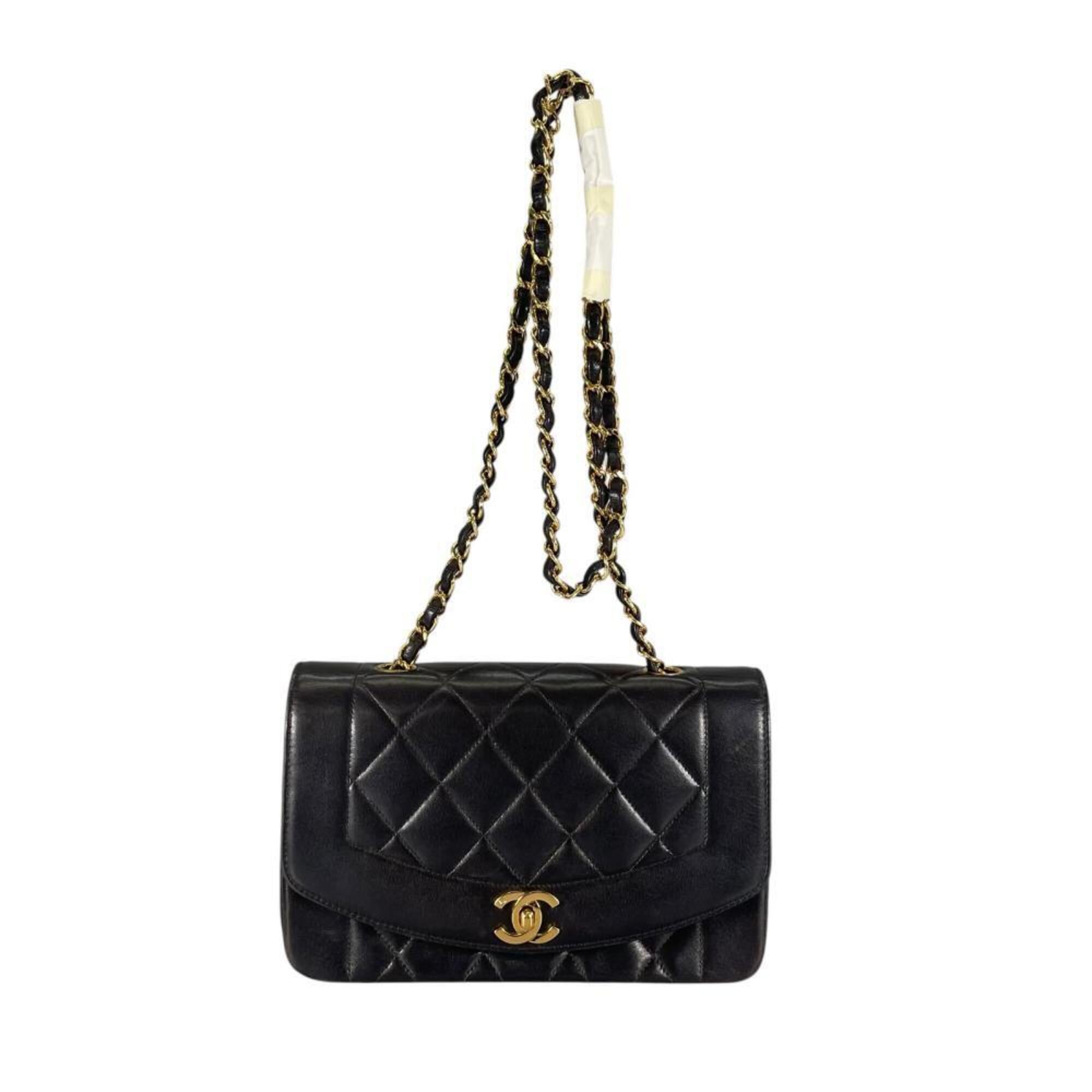 Chanel Black Leather Shoulder Bag (Pre-Owned)