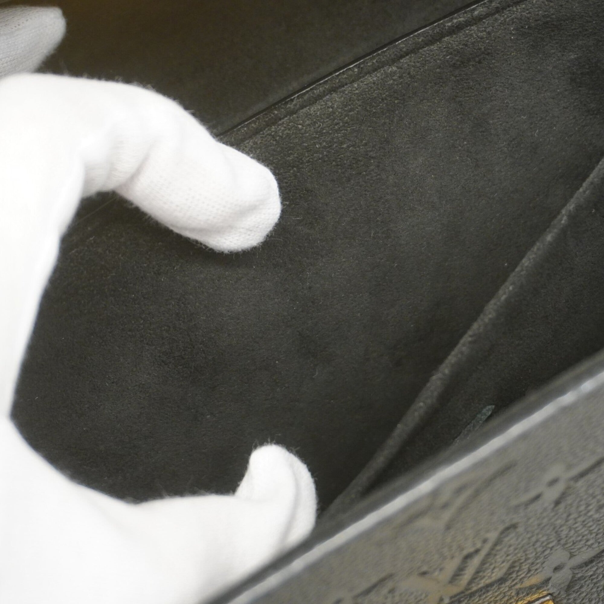 Louis Vuitton Noir Shoulder Bag (Pre-Owned)