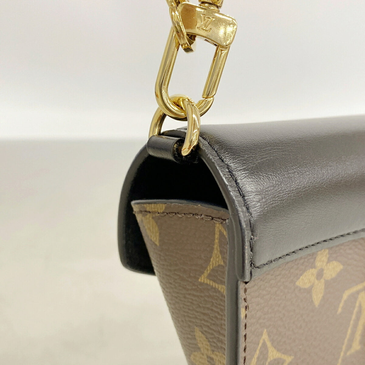 Louis Vuitton Noir Shoulder Bag (Pre-Owned)