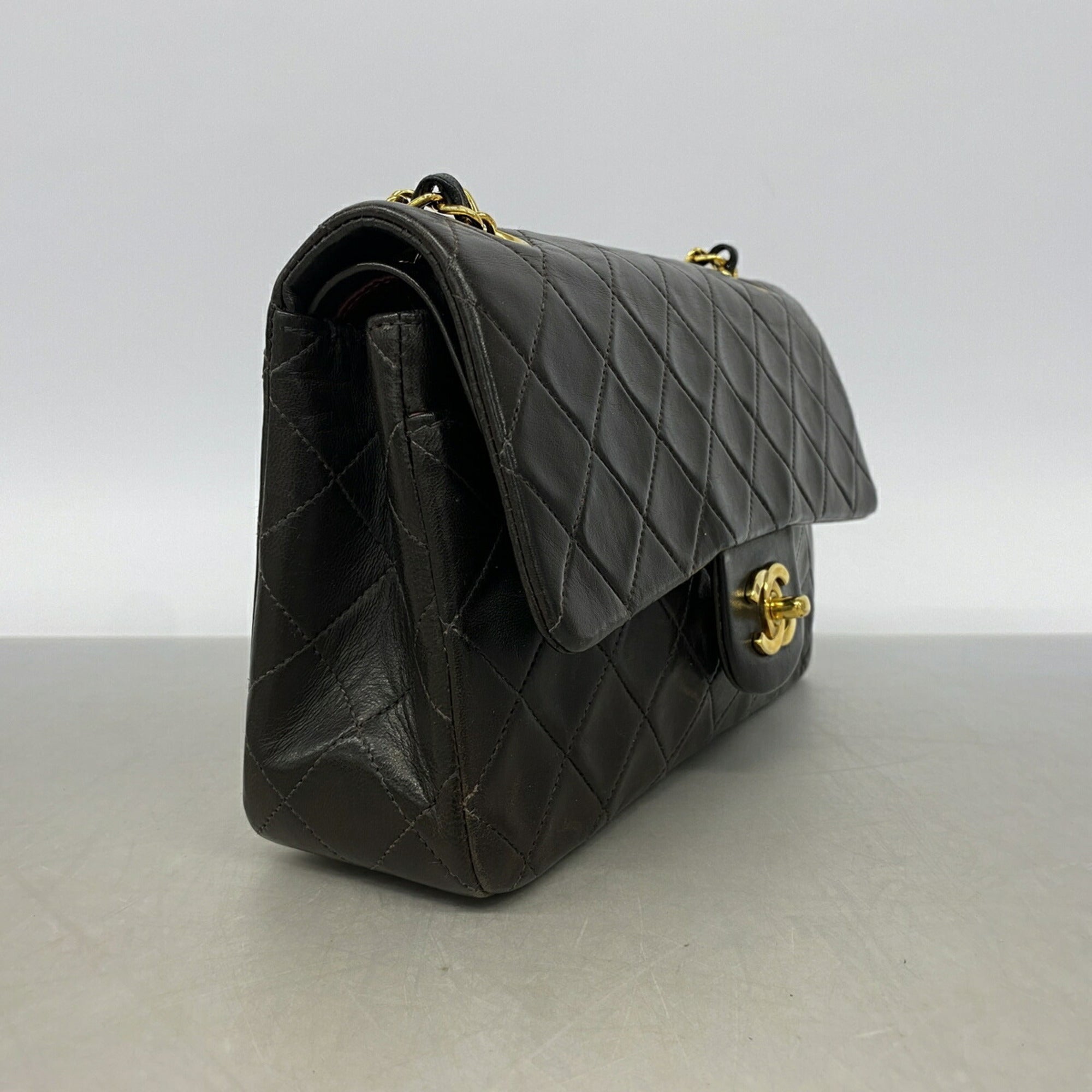 Chanel Black Leather Shoulder Bag (Pre-Owned)