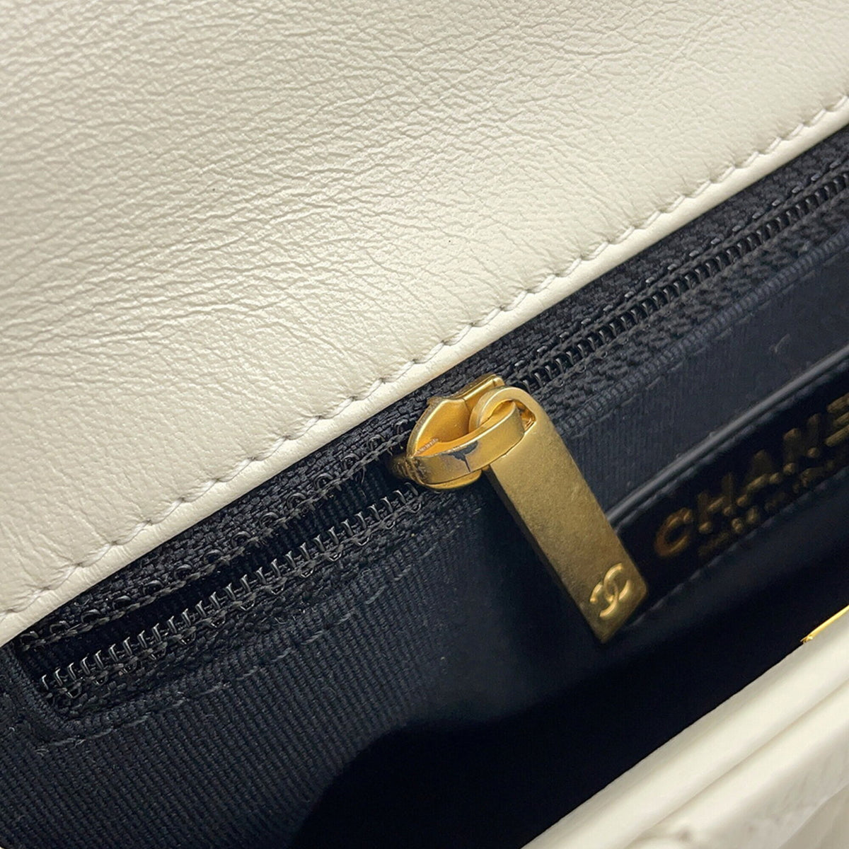 Chanel Matelasse White Leather Handbag Shoulder Bag (Pre-Owned)