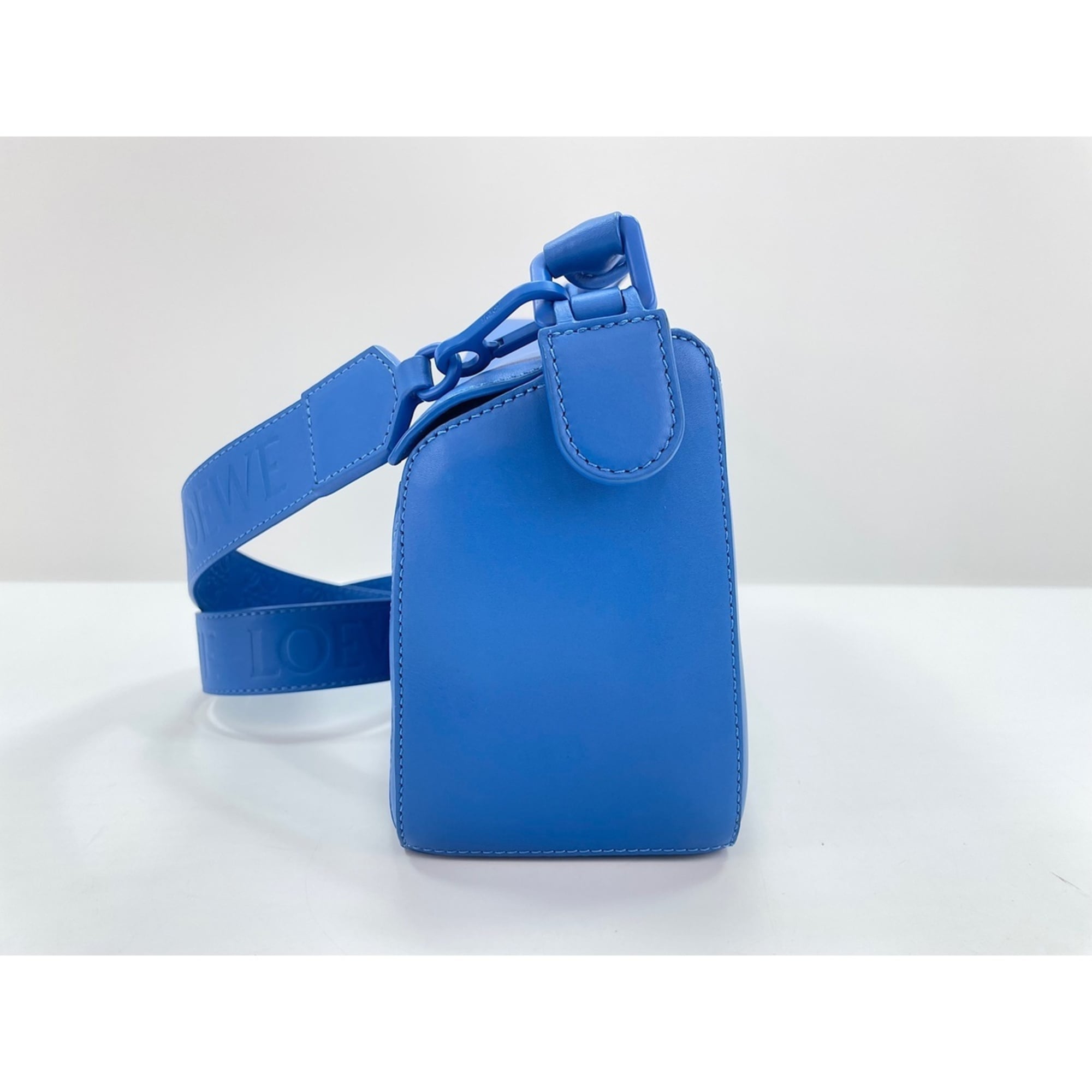 Loewe Blue Shoulder Bag (Pre-Owned)