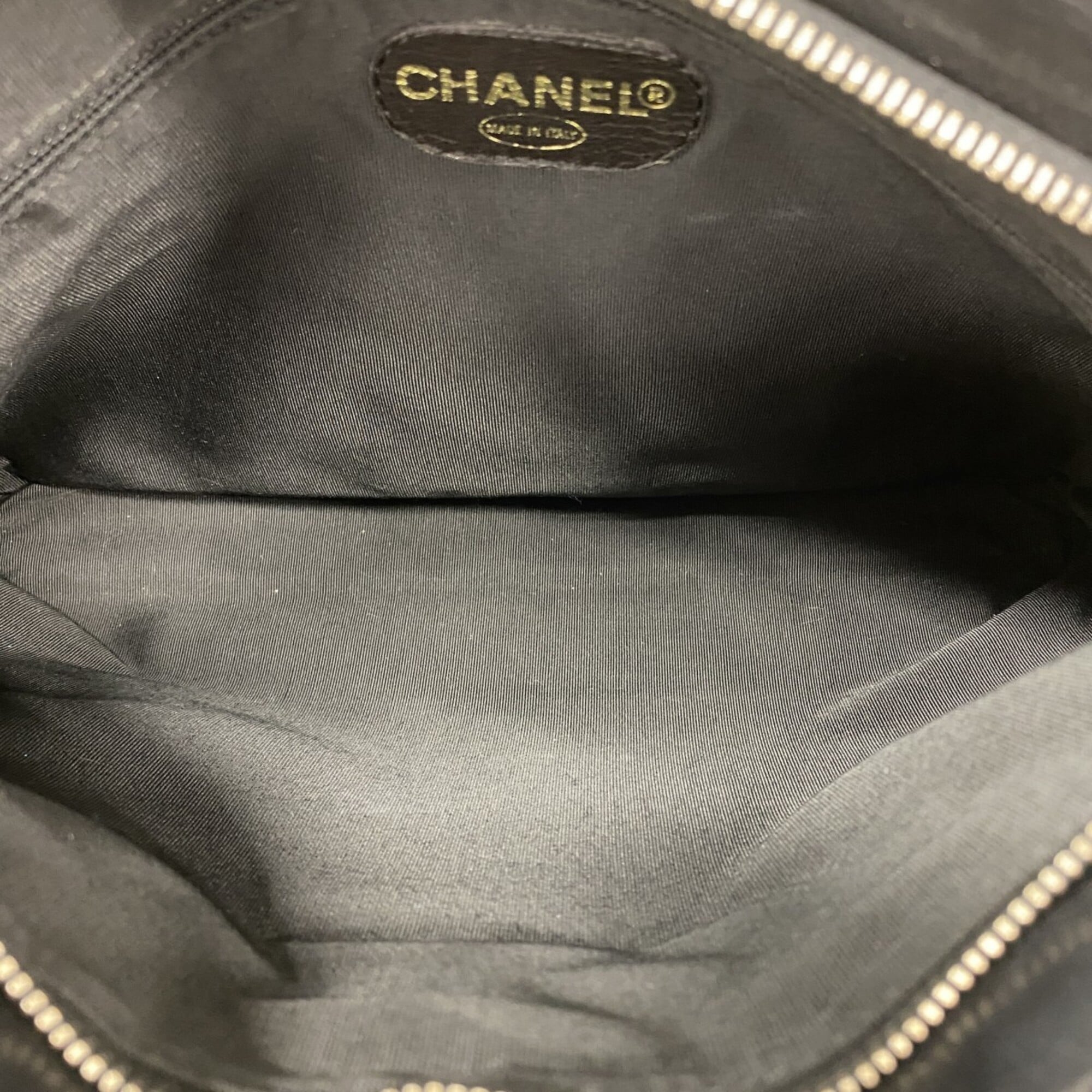 Chanel Black Leather Shoulder Bag (Pre-Owned)