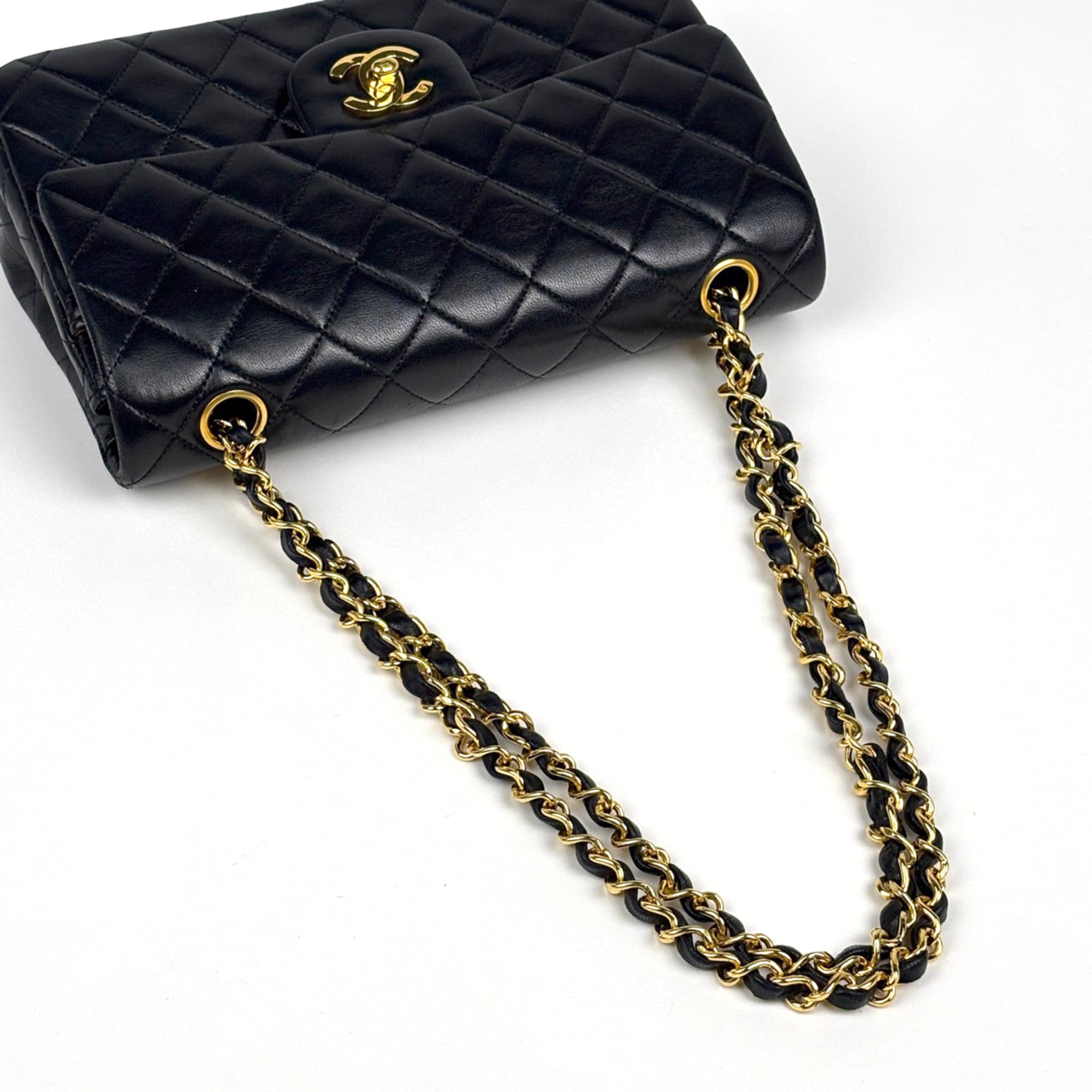 Chanel Matelasse Black Leather Shoulder Bag (Pre-Owned)