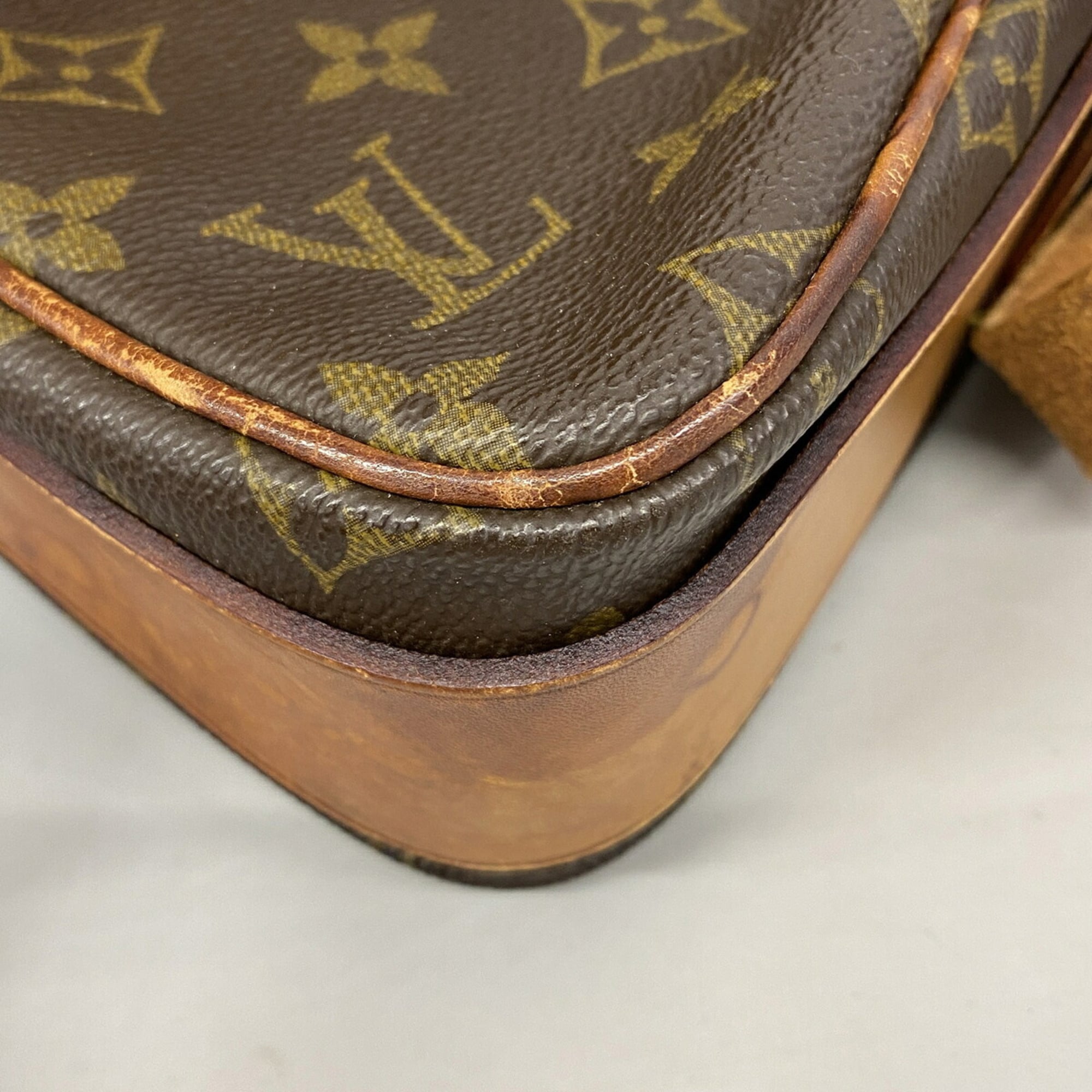 Louis Vuitton Brown Shoulder Bag (Pre-Owned)