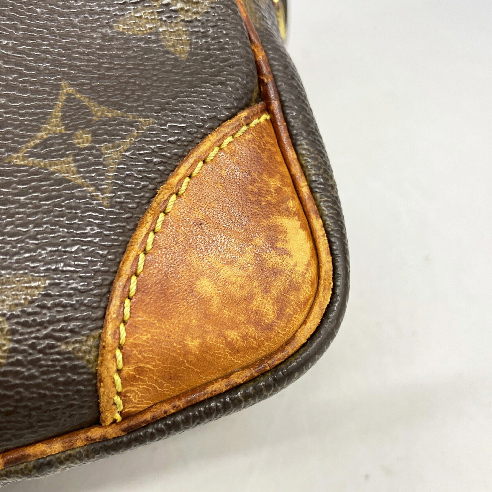 Louis Vuitton Brown Shoulder Bag (Pre-Owned)