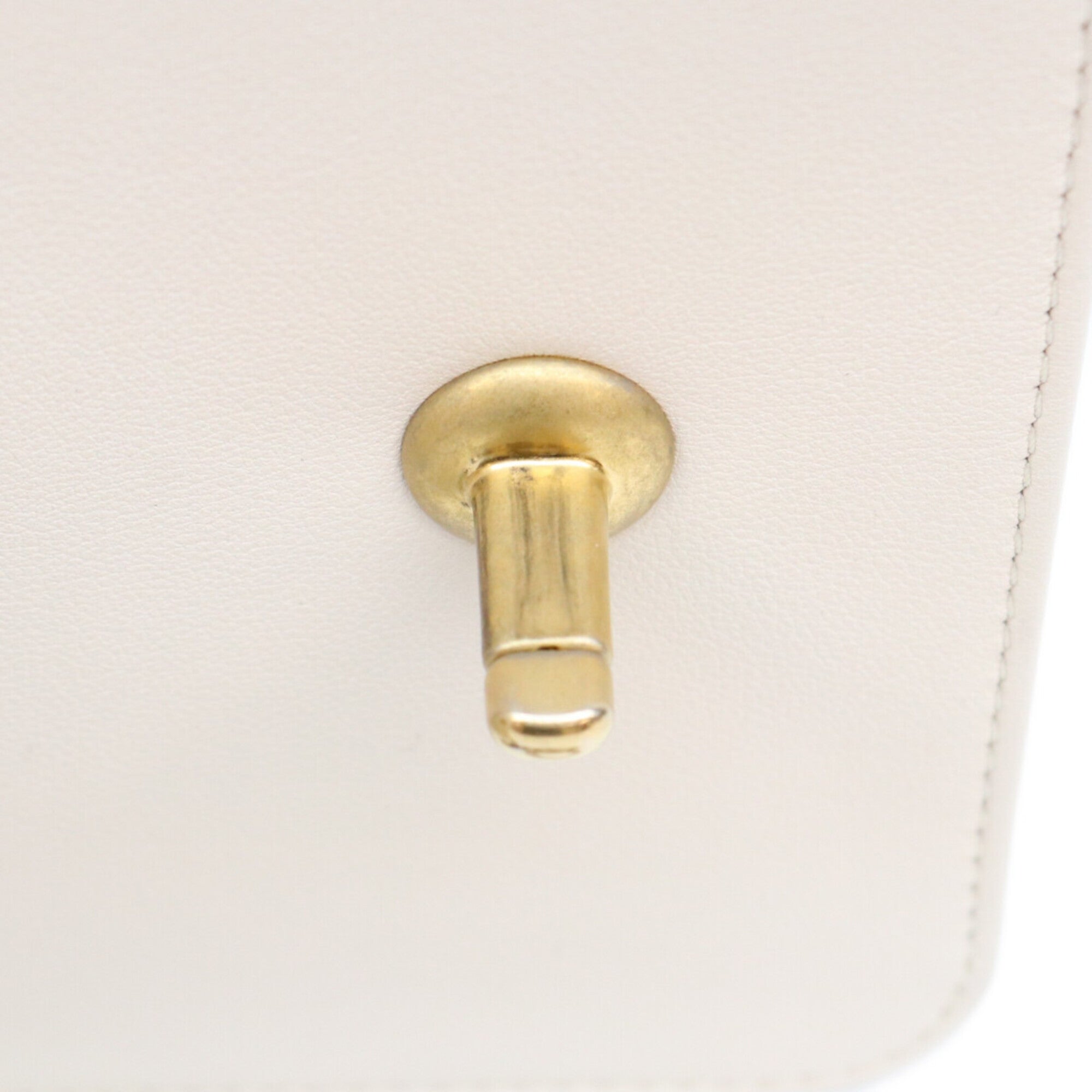 Chanel White Leather Shoulder Bag (Pre-Owned)