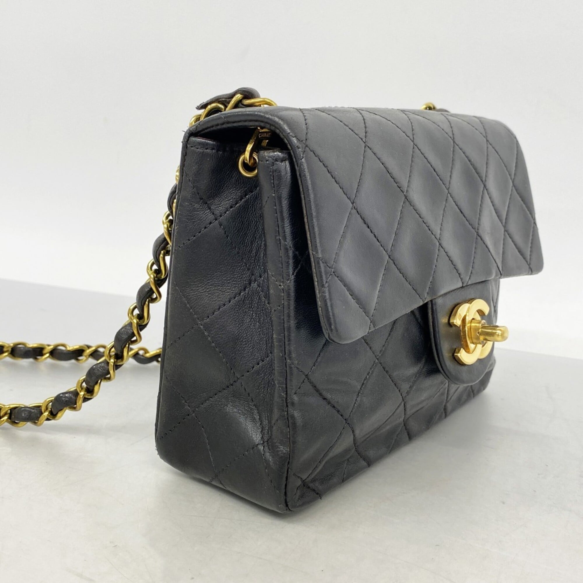 Chanel Black Leather Shoulder Bag (Pre-Owned)