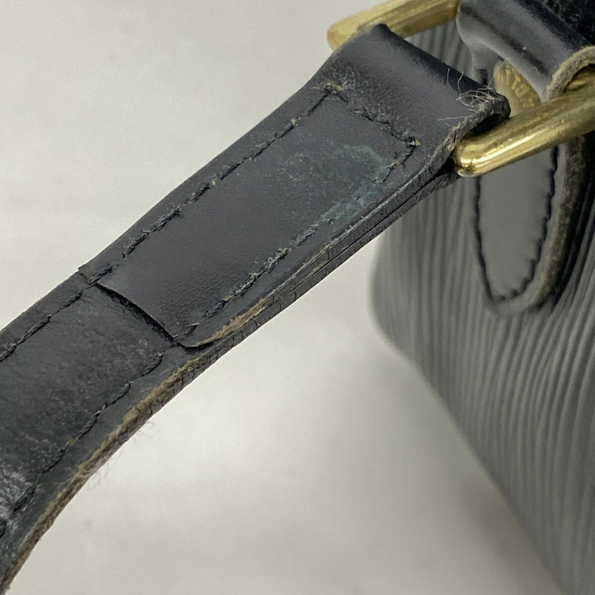 Louis Vuitton Noir Shoulder Bag (Pre-Owned)