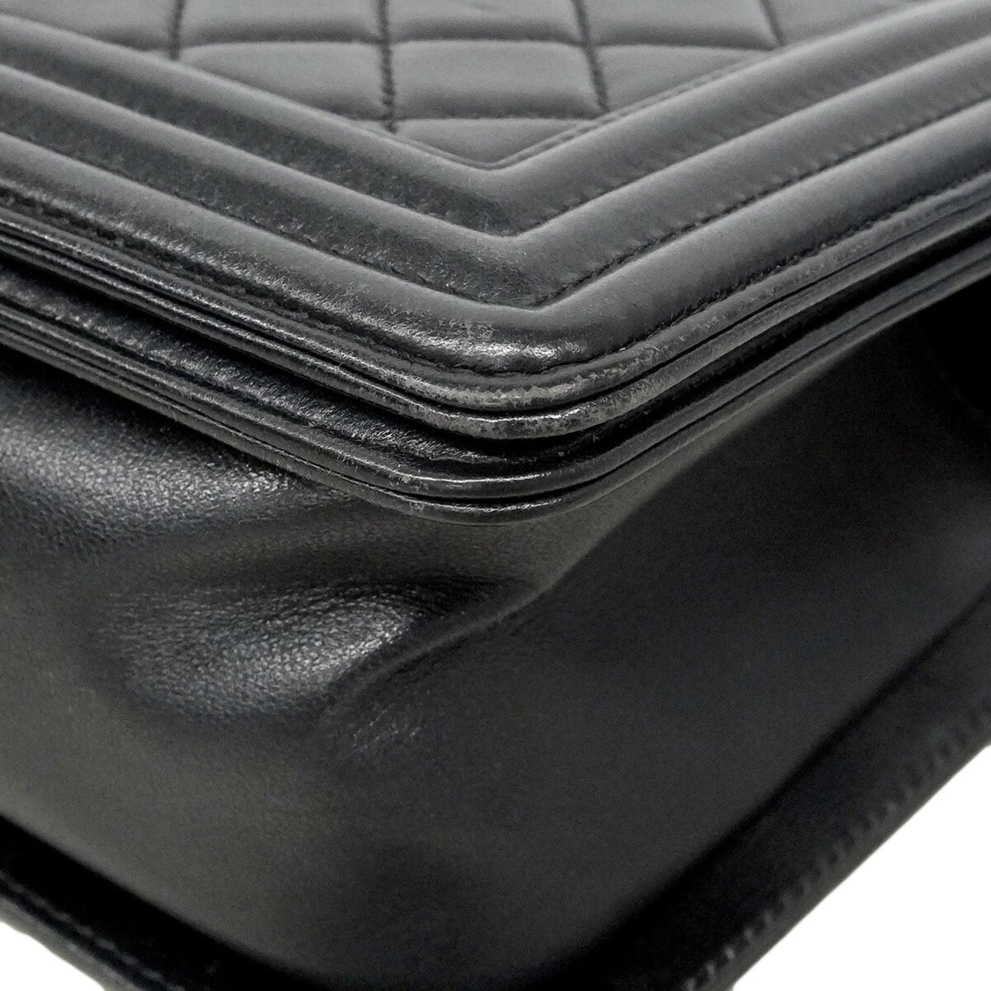 Chanel Black Leather Shoulder Bag (Pre-Owned)