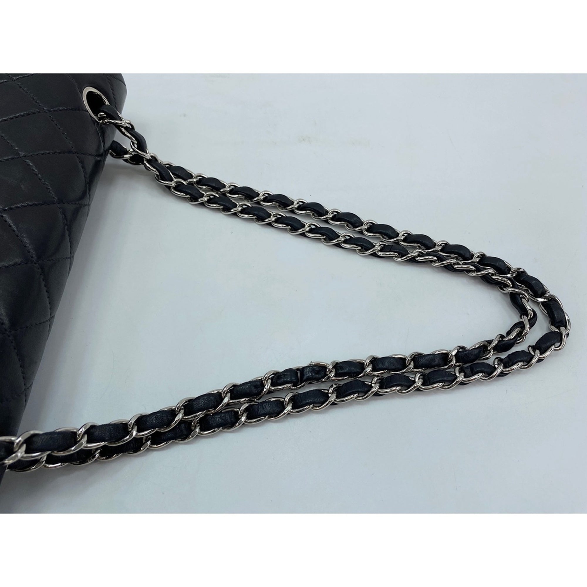 Chanel Black Shoulder Bag (Pre-Owned)