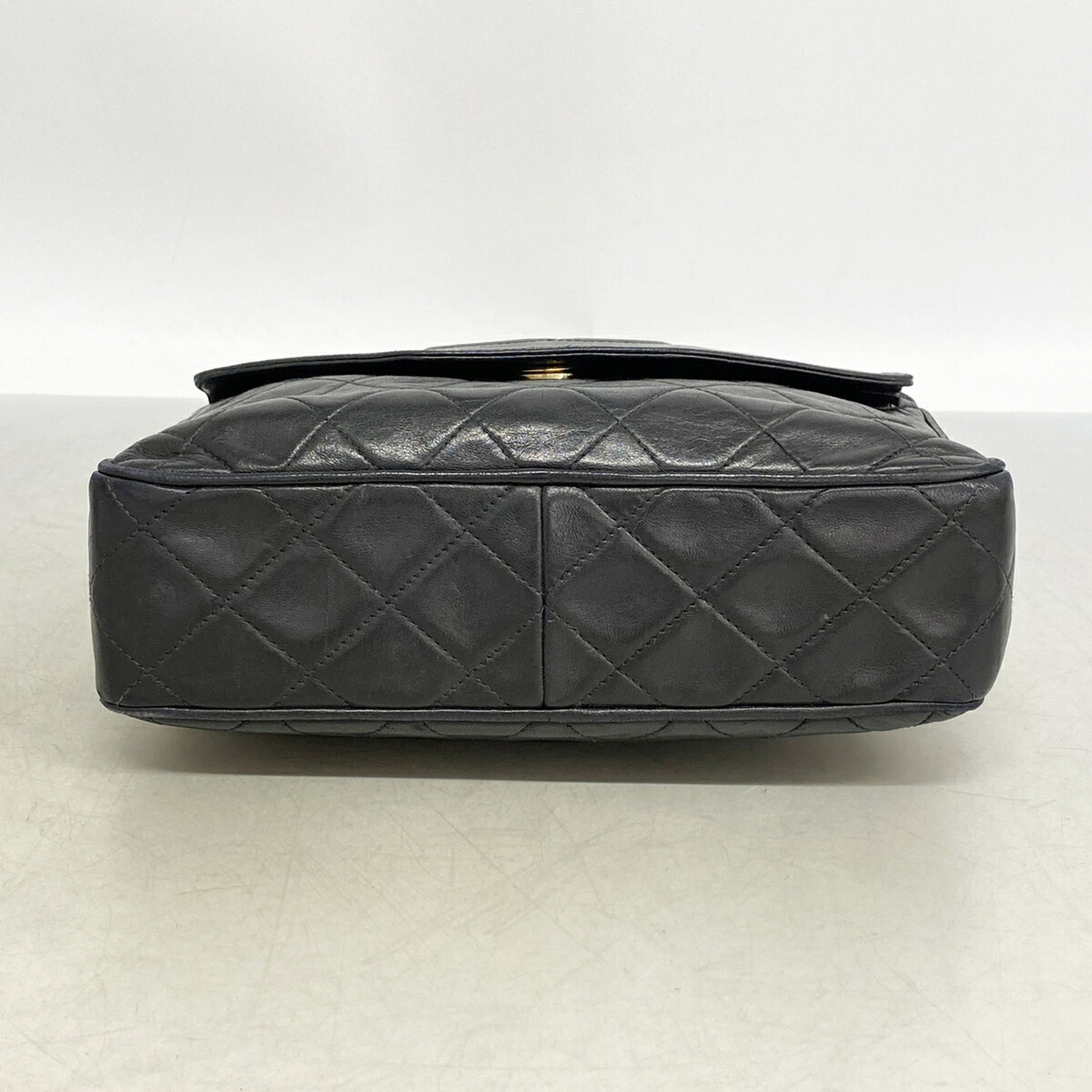 Chanel Black Leather Shoulder Bag (Pre-Owned)