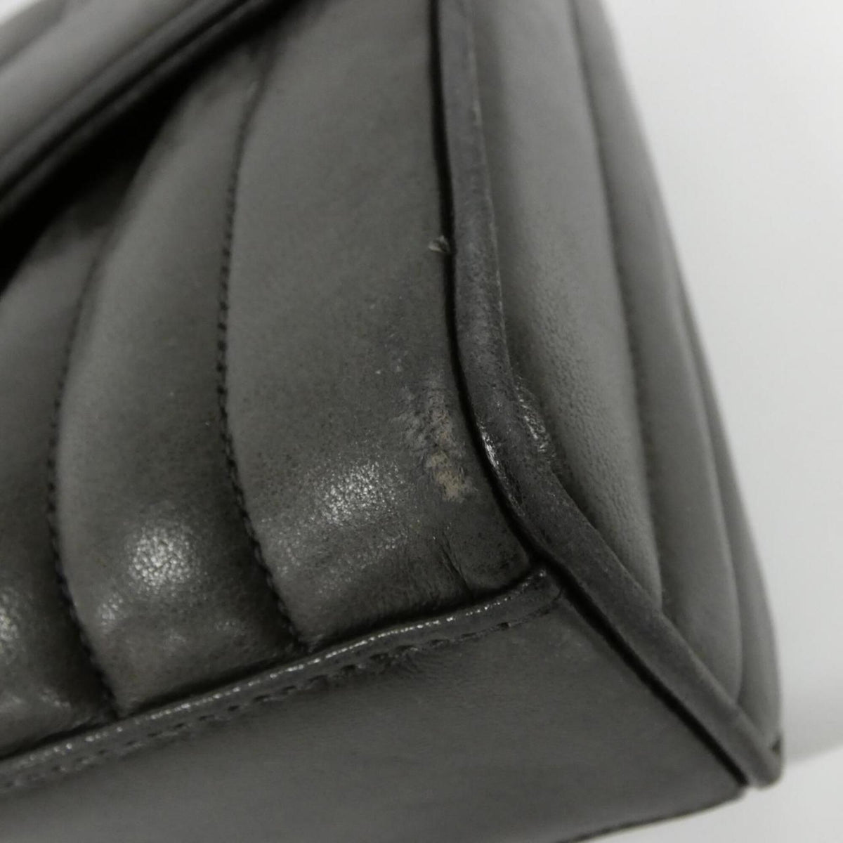 Chanel Black Leather Shoulder Bag (Pre-Owned)