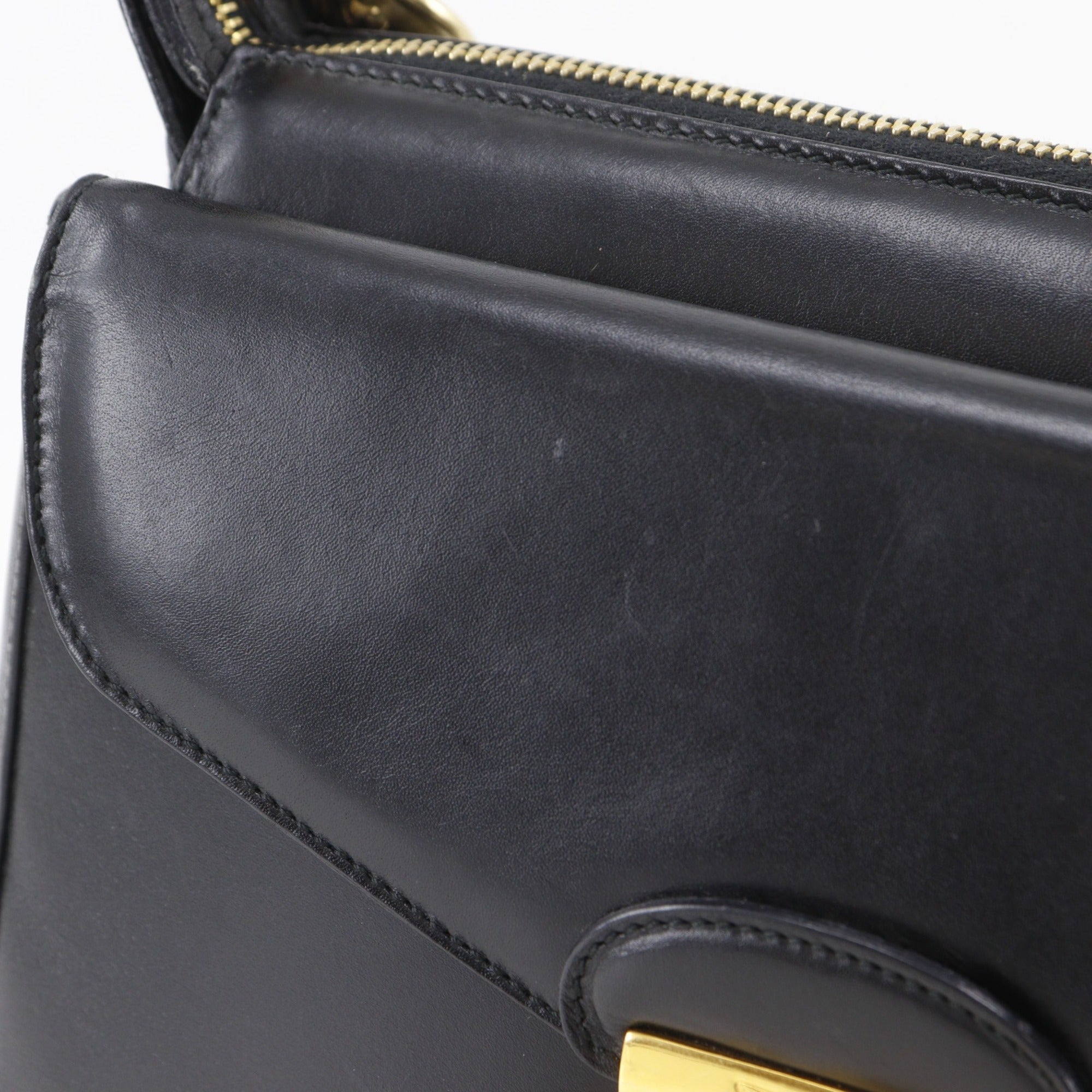 Salvatore Ferragamo Black Leather Shoulder Bag (Pre-Owned)