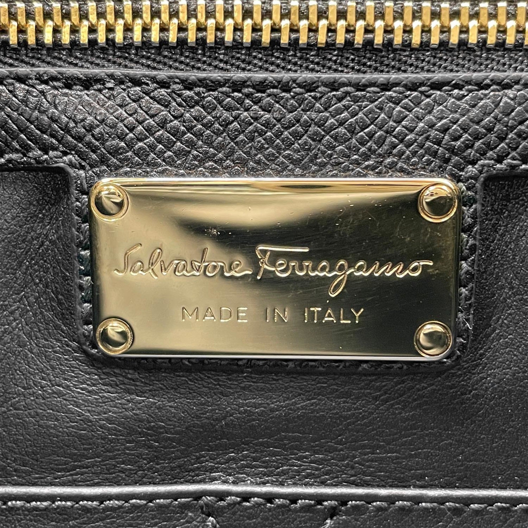 Salvatore Ferragamo Black Leather Shoulder Bag (Pre-Owned)