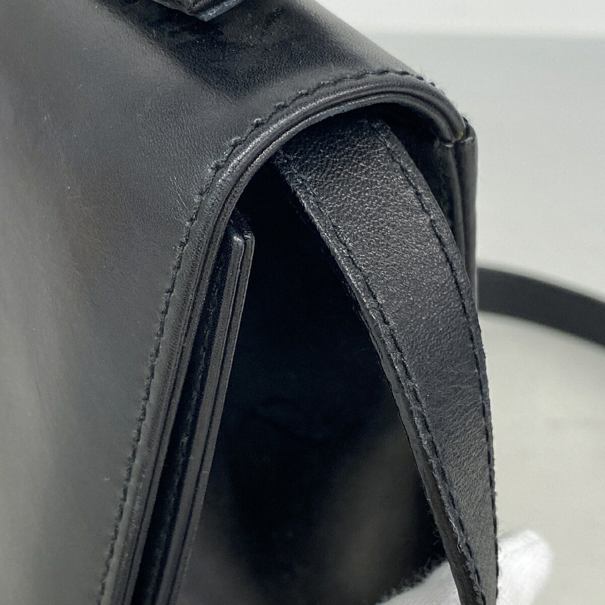 Salvatore Ferragamo Black Leather Shoulder Bag (Pre-Owned)